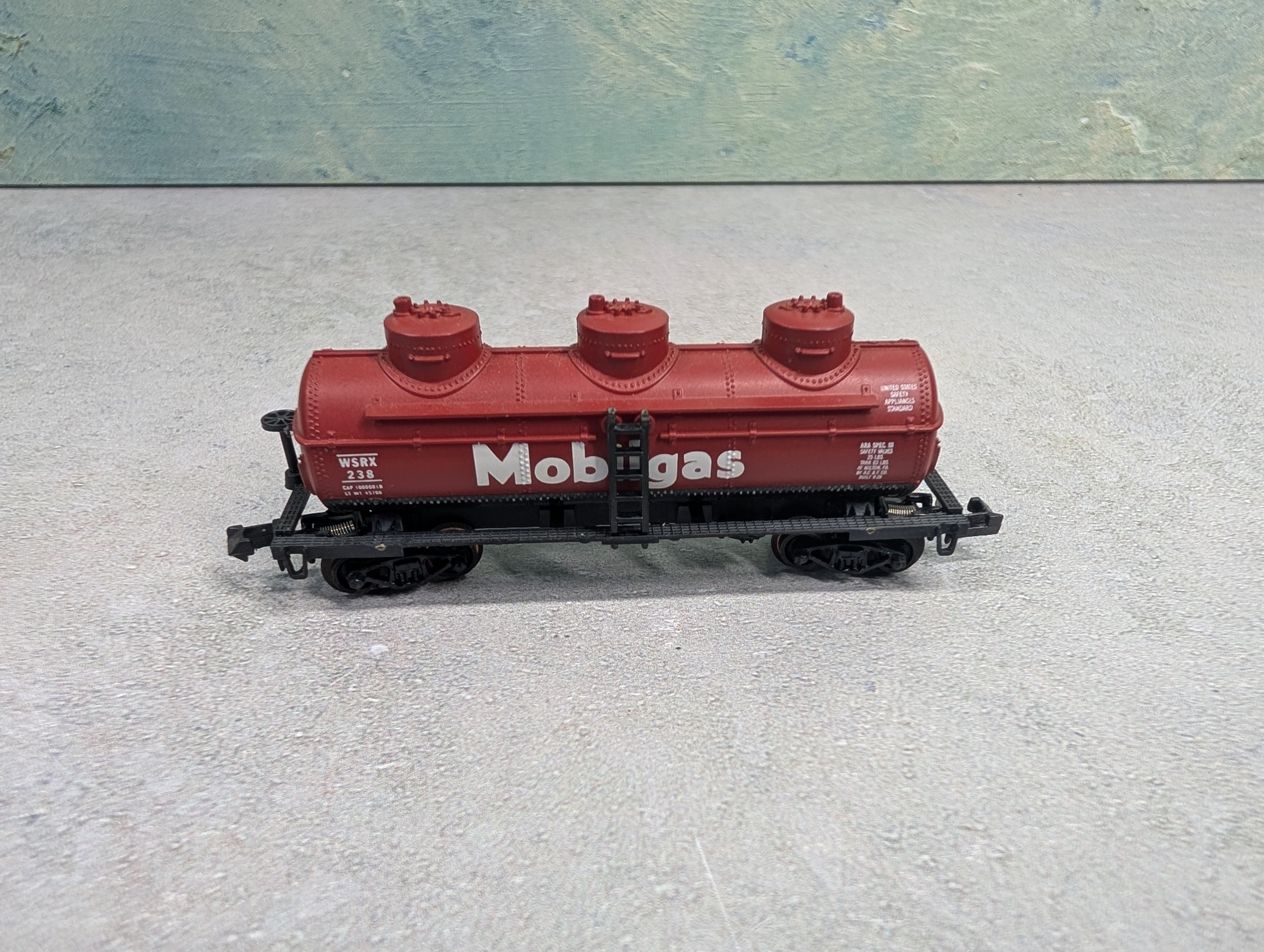 USED Life-Like N Scale Triple Dome Tank Car Mobilgas WSRX #238