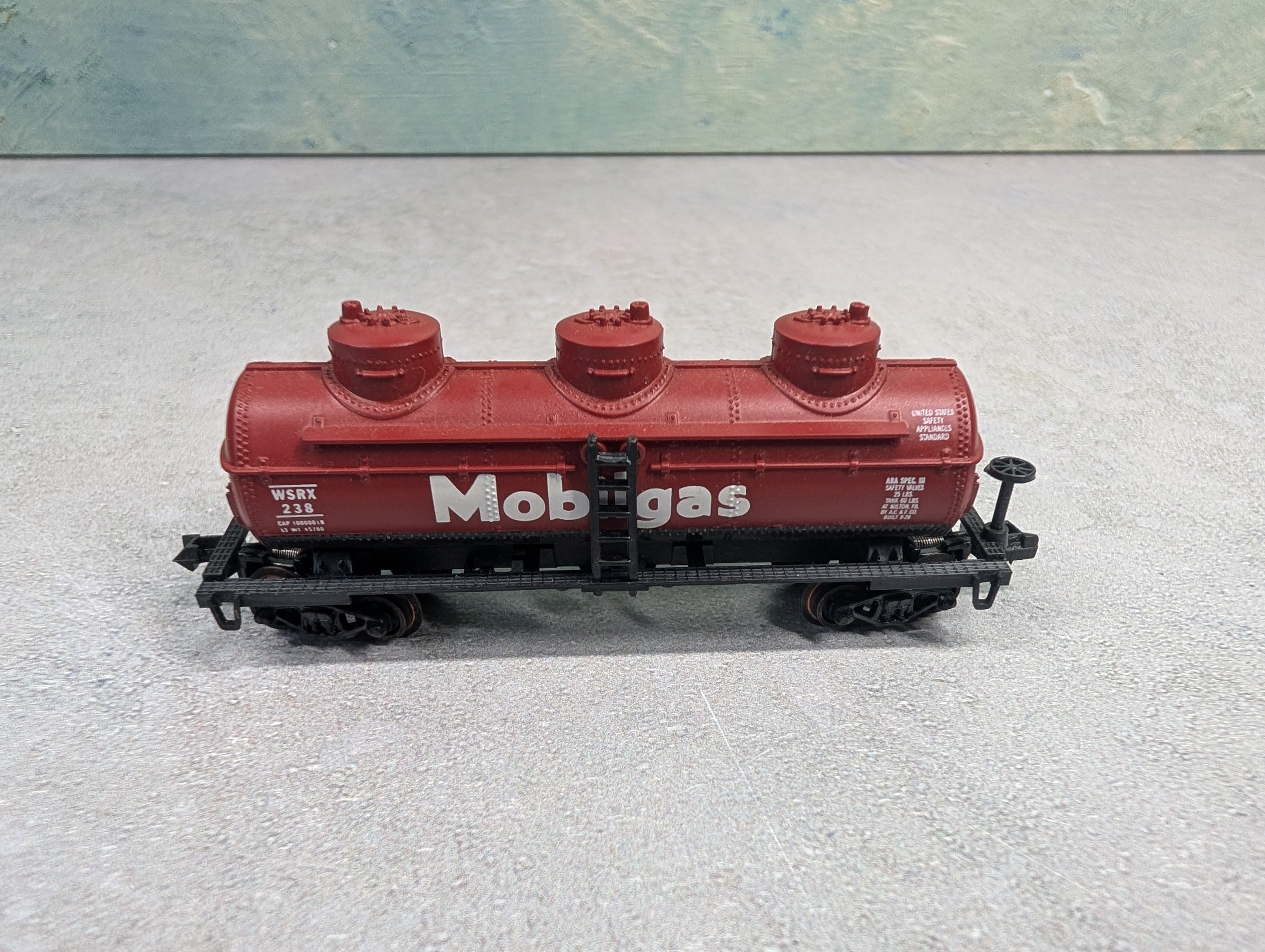USED Life-Like N Scale Triple Dome Tank Car Mobilgas WSRX #238