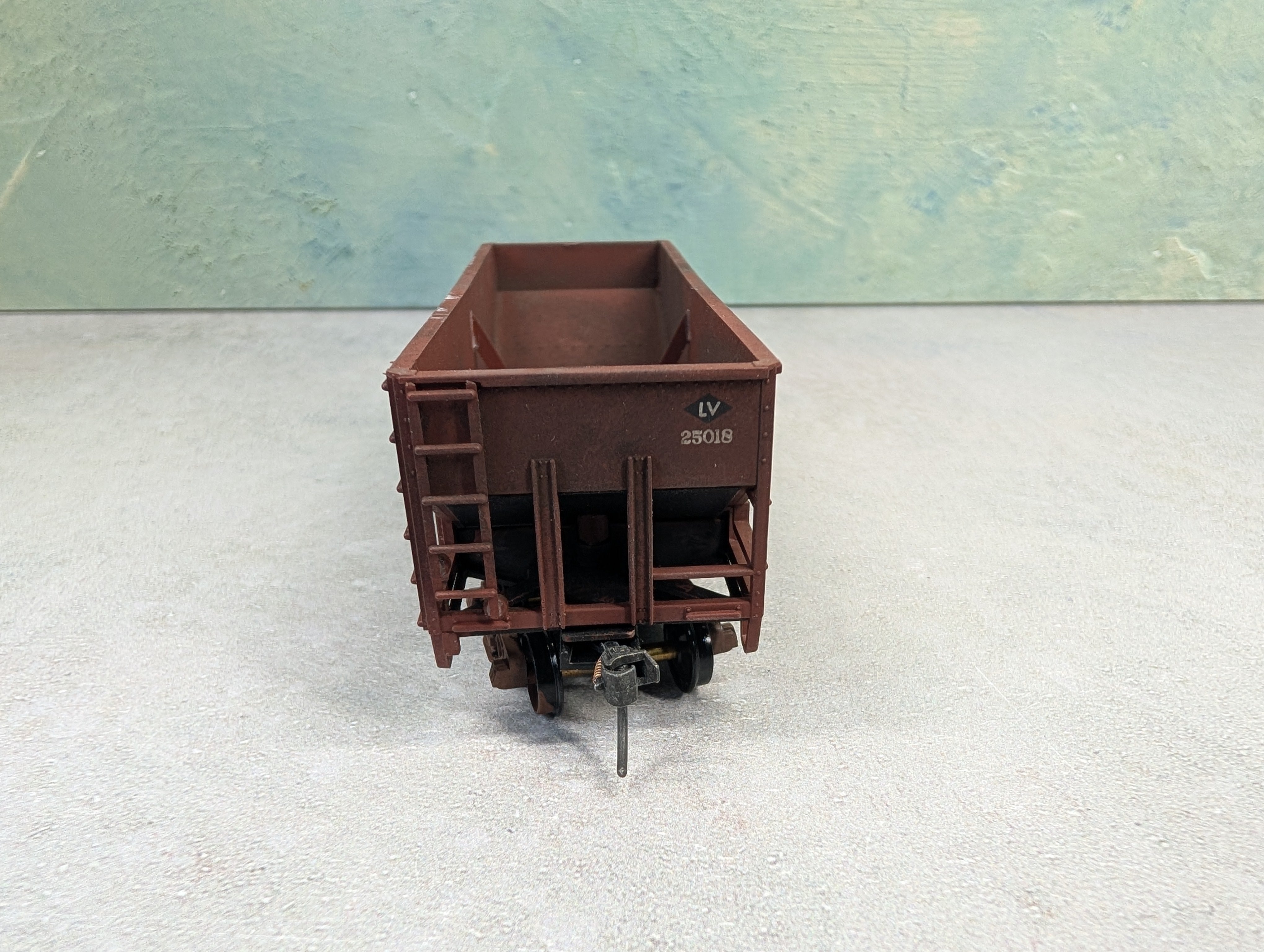 USED Stewart Hobbies HO Scale 2 Bay Open Hopper Lehigh Valley LV #25018 Weathered