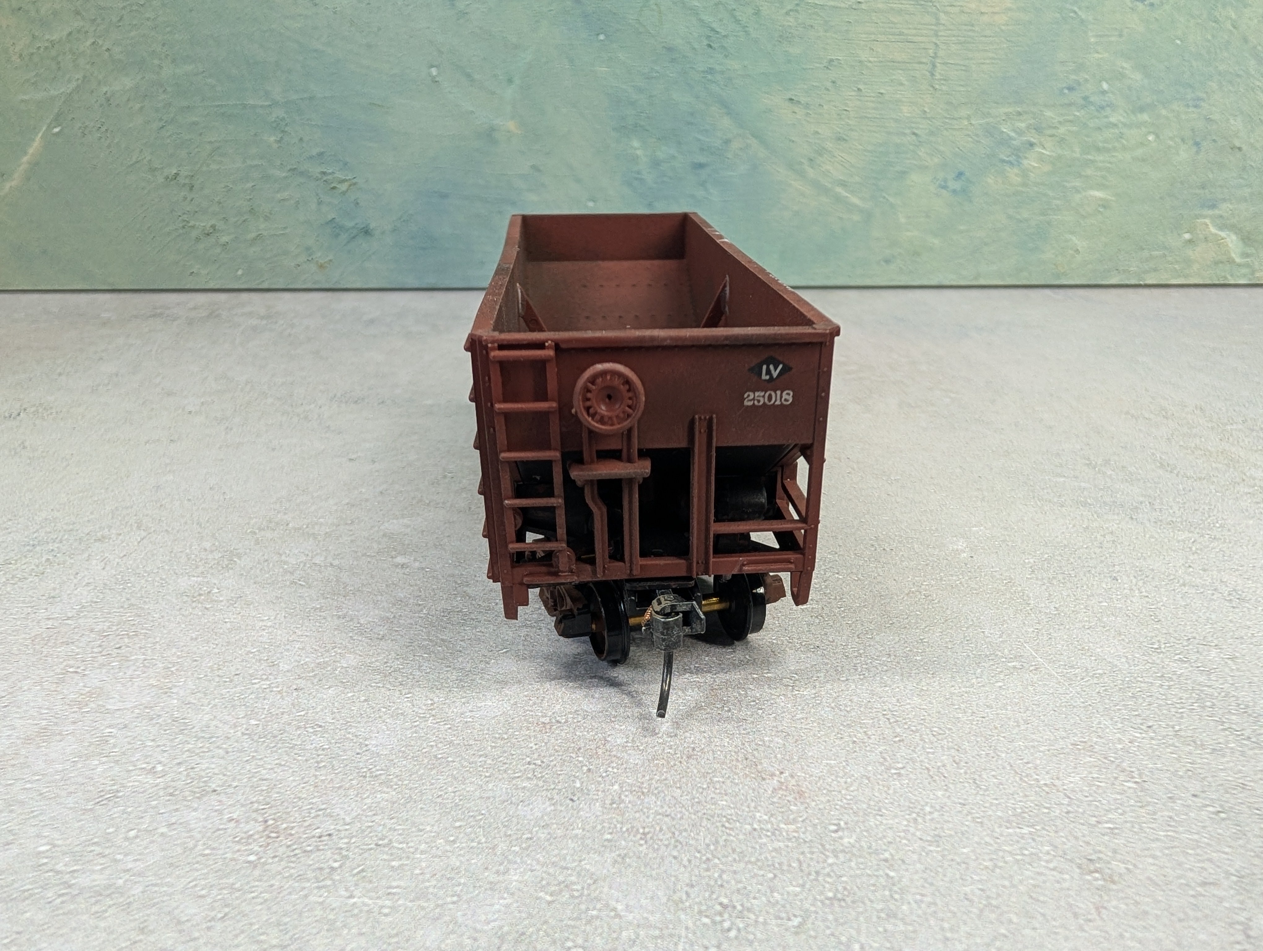 USED Stewart Hobbies HO Scale 2 Bay Open Hopper Lehigh Valley LV #25018 Weathered