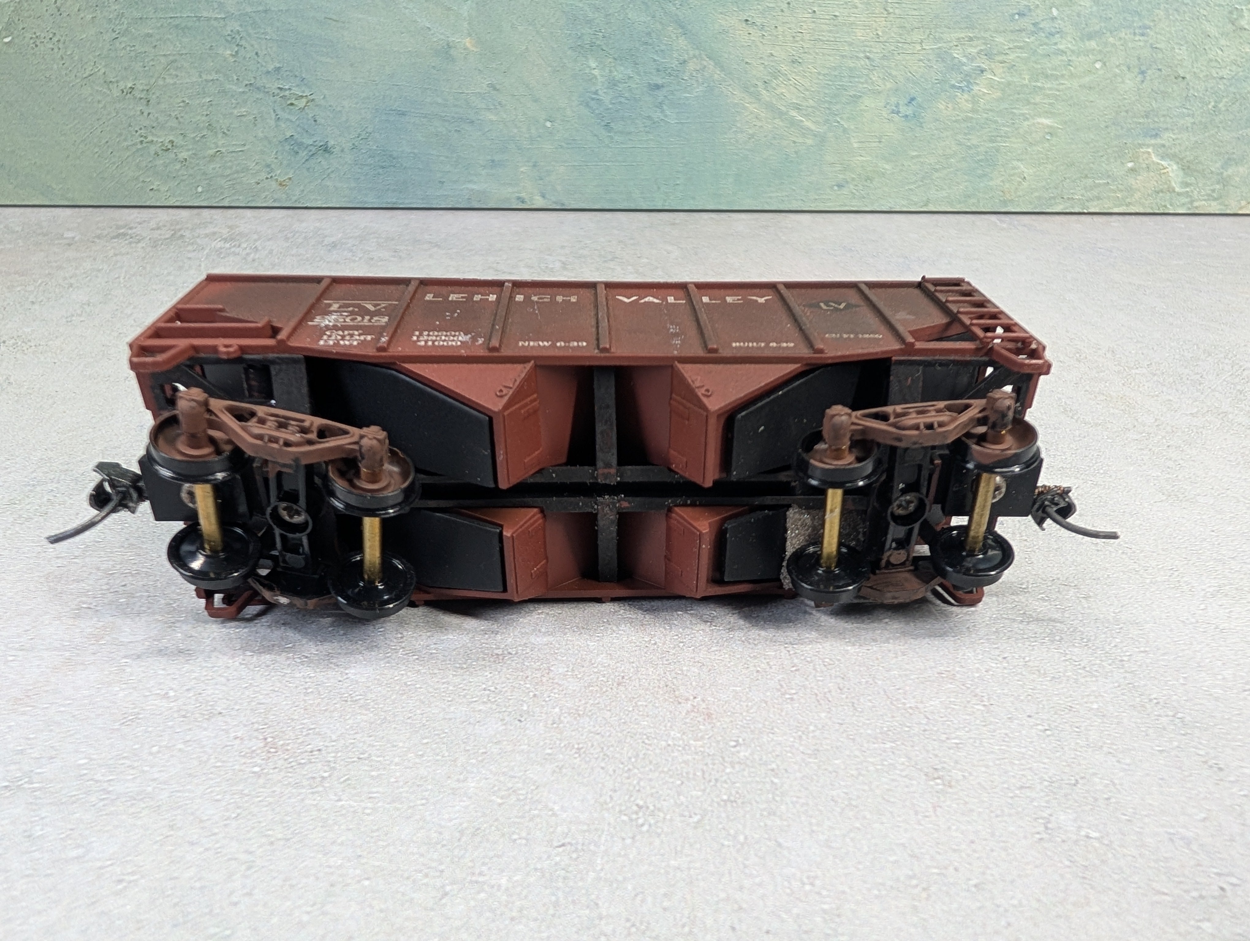 USED Stewart Hobbies HO Scale 2 Bay Open Hopper Lehigh Valley LV #25018 Weathered