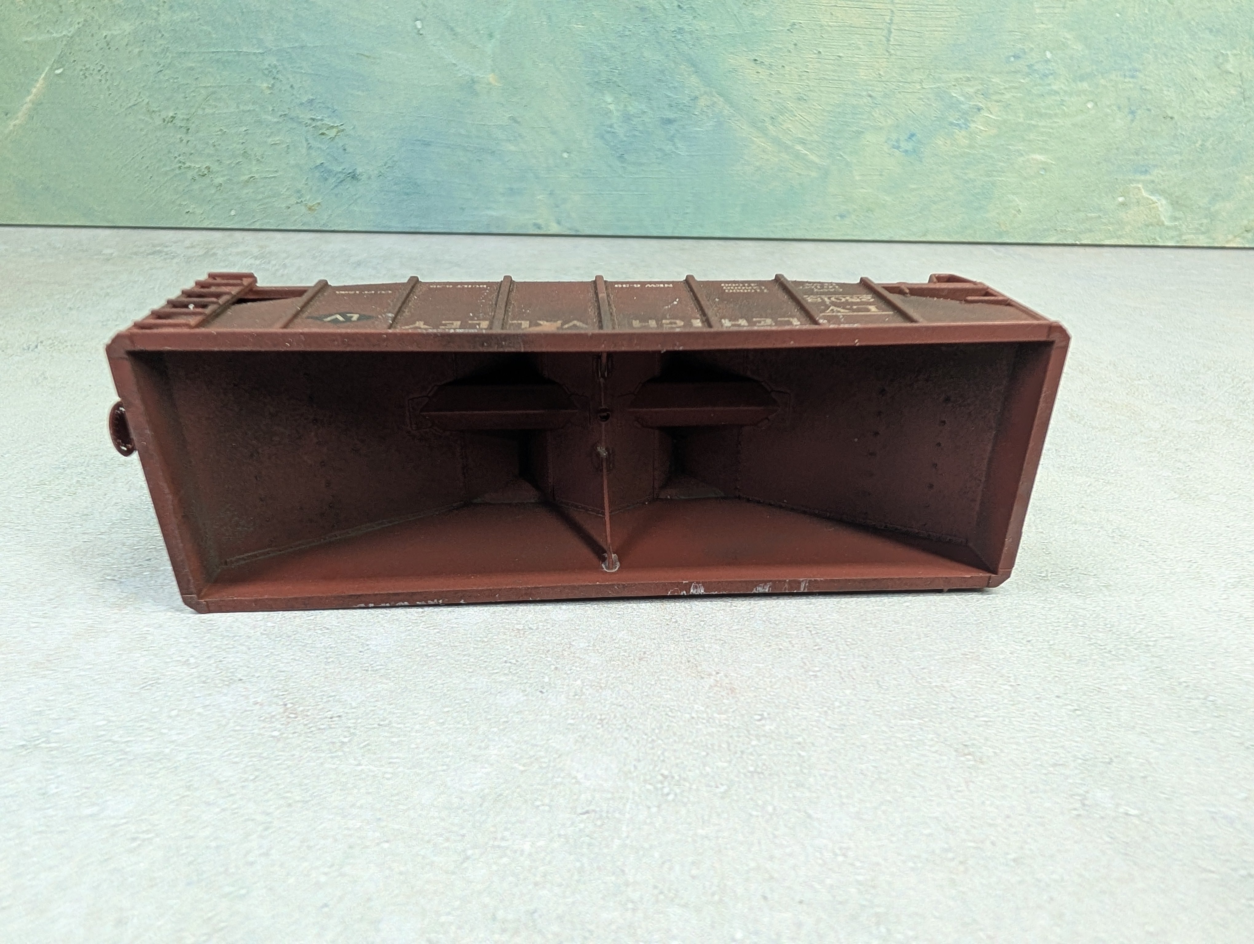 USED Stewart Hobbies HO Scale 2 Bay Open Hopper Lehigh Valley LV #25018 Weathered