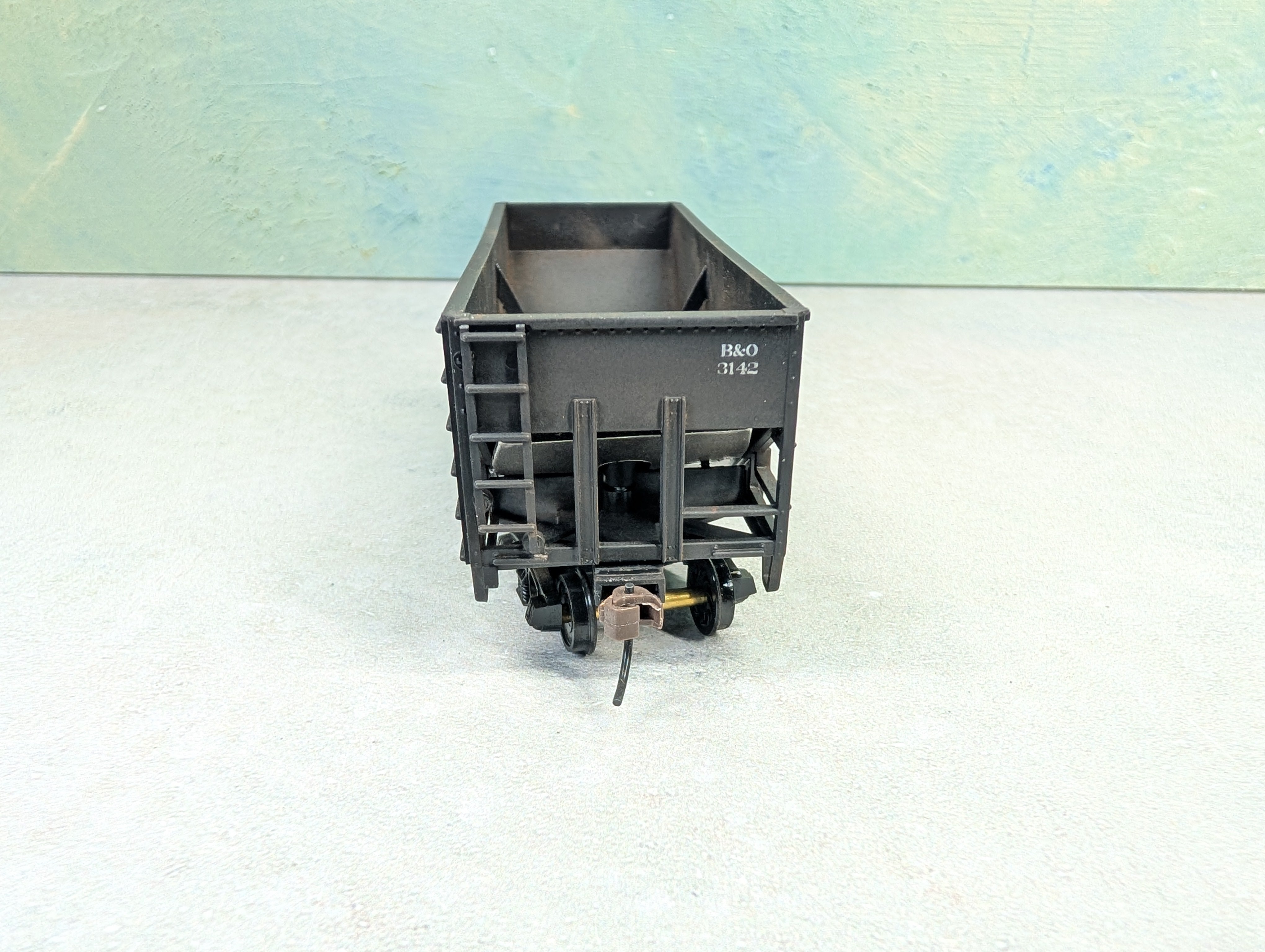 USED Stewart Hobbies HO Scale 2 Bay Open Hopper Baltimore and Ohio B&O #3142 Weathered