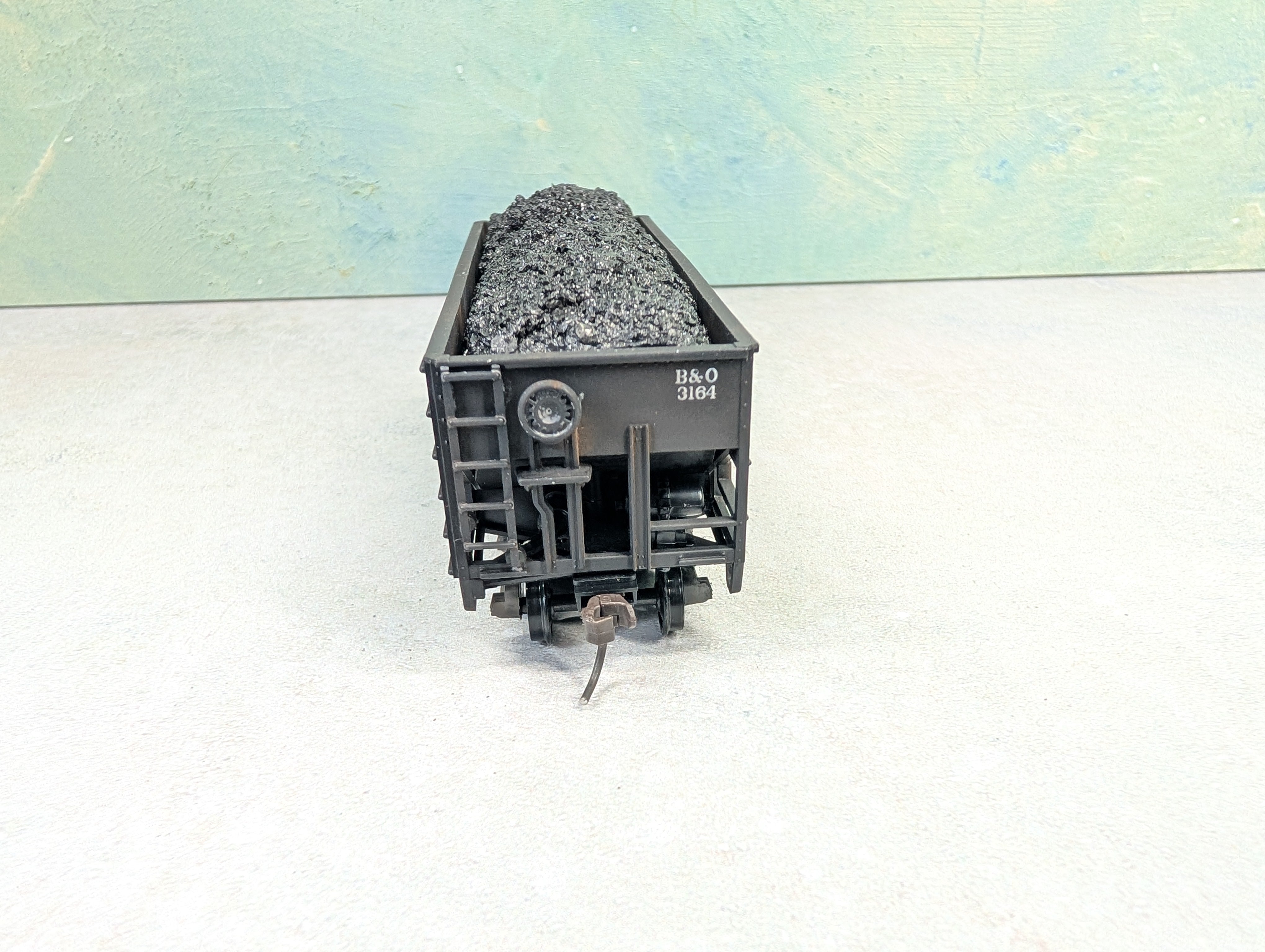 USED Stewart Hobbies HO Scale 2 Bay Open Hopper Baltimore and Ohio B&O #3164 Weathered w/ Coal Load