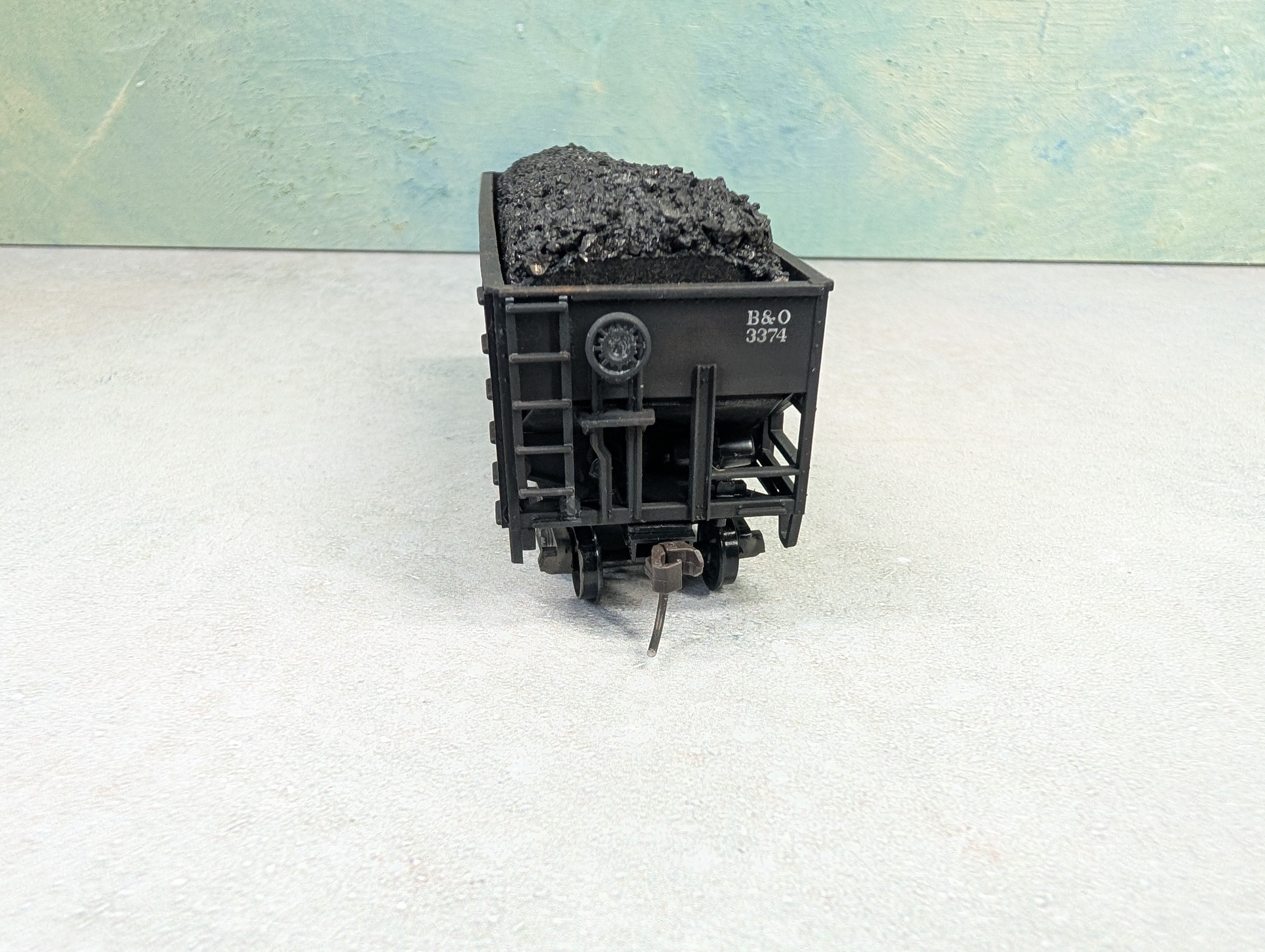 USED Stewart Hobbies HO Scale 2 Bay Open Hopper Baltimore and Ohio B&O #3374 Weathered w/ Coal Load