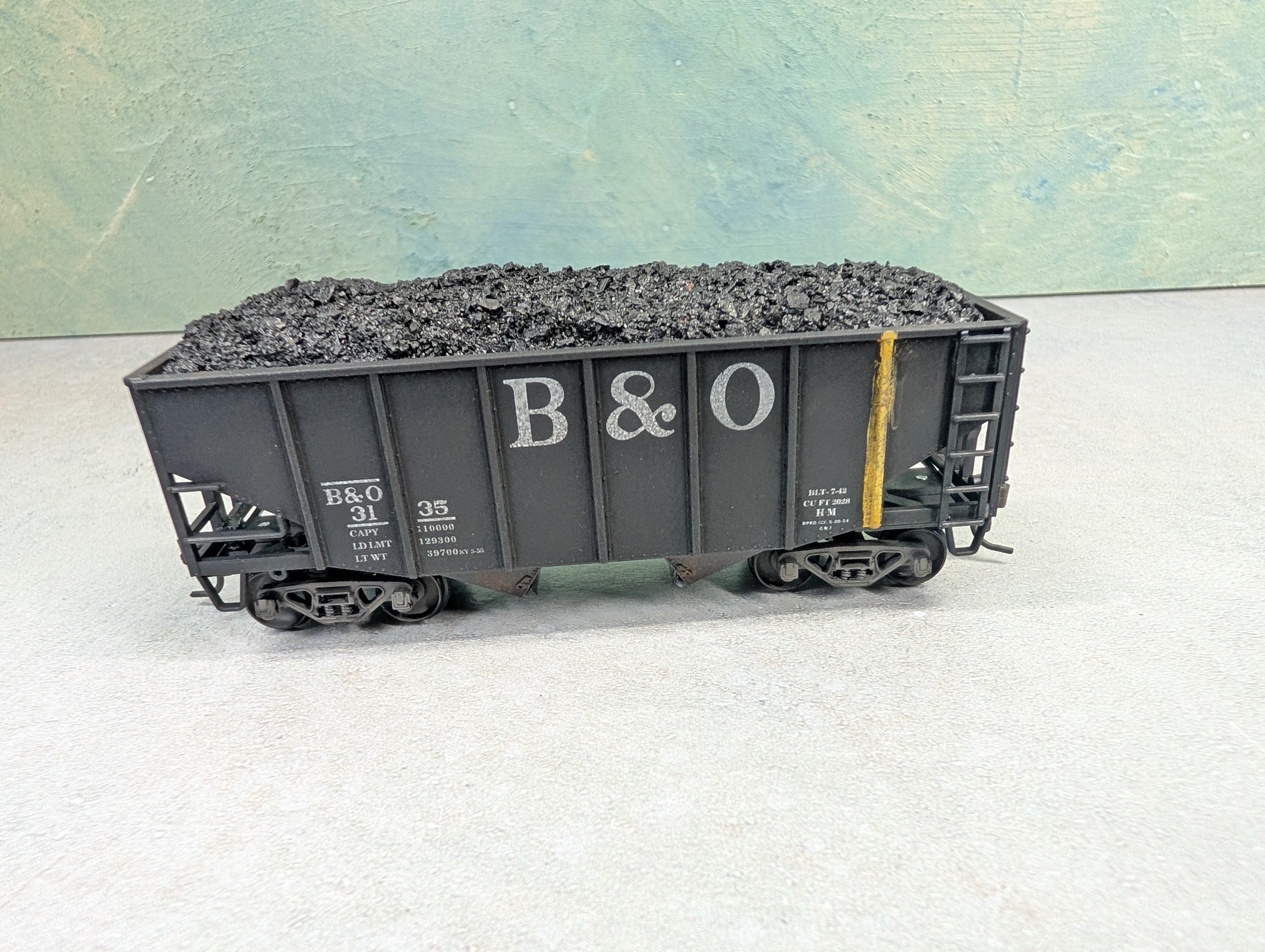 USED Stewart Hobbies HO Scale 2 Bay Open Hopper Baltimore and Ohio B&O #3135 Weathered w/ Coal Load