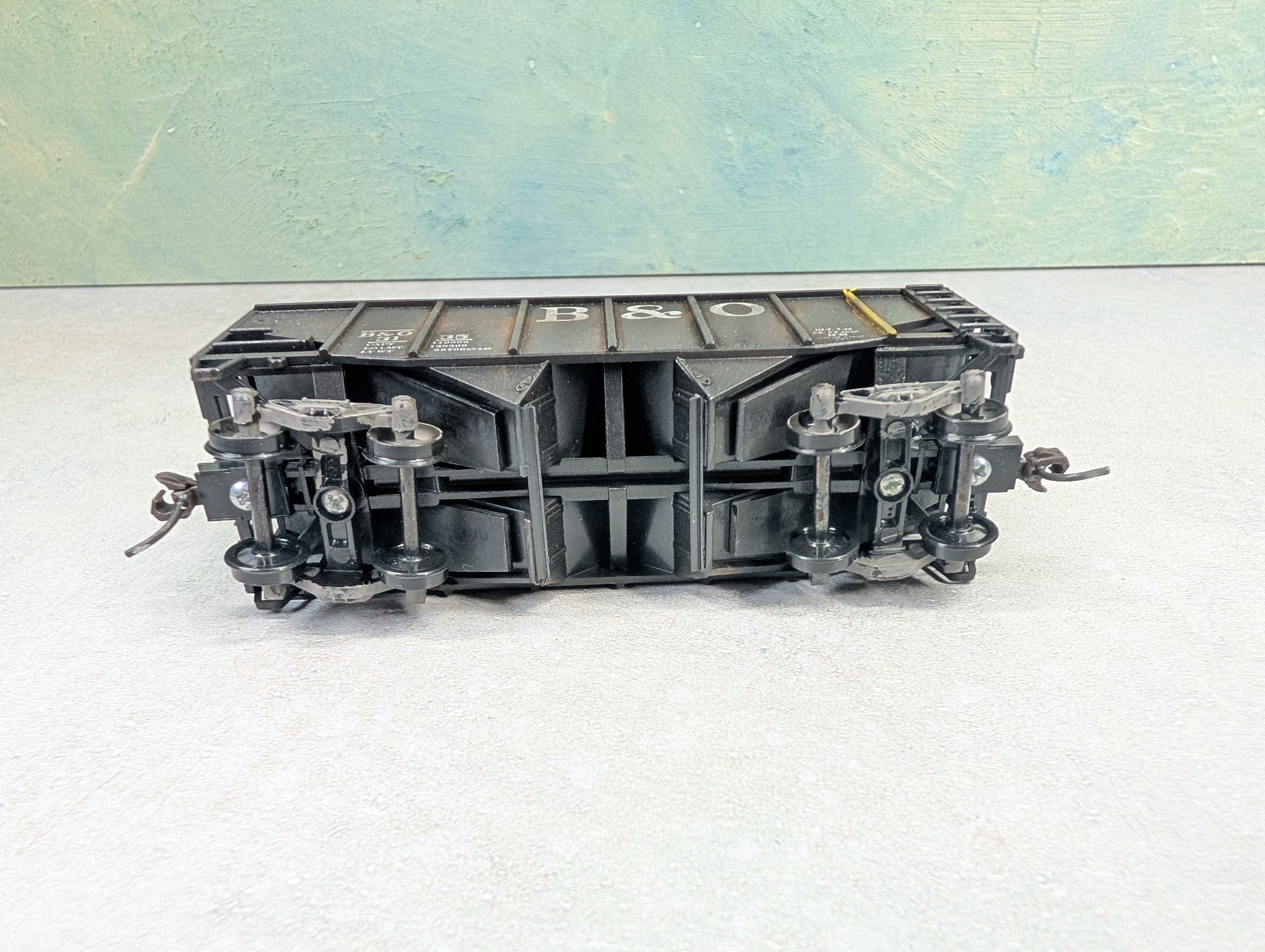 USED Stewart Hobbies HO Scale 2 Bay Open Hopper Baltimore and Ohio B&O #3135 Weathered w/ Coal Load