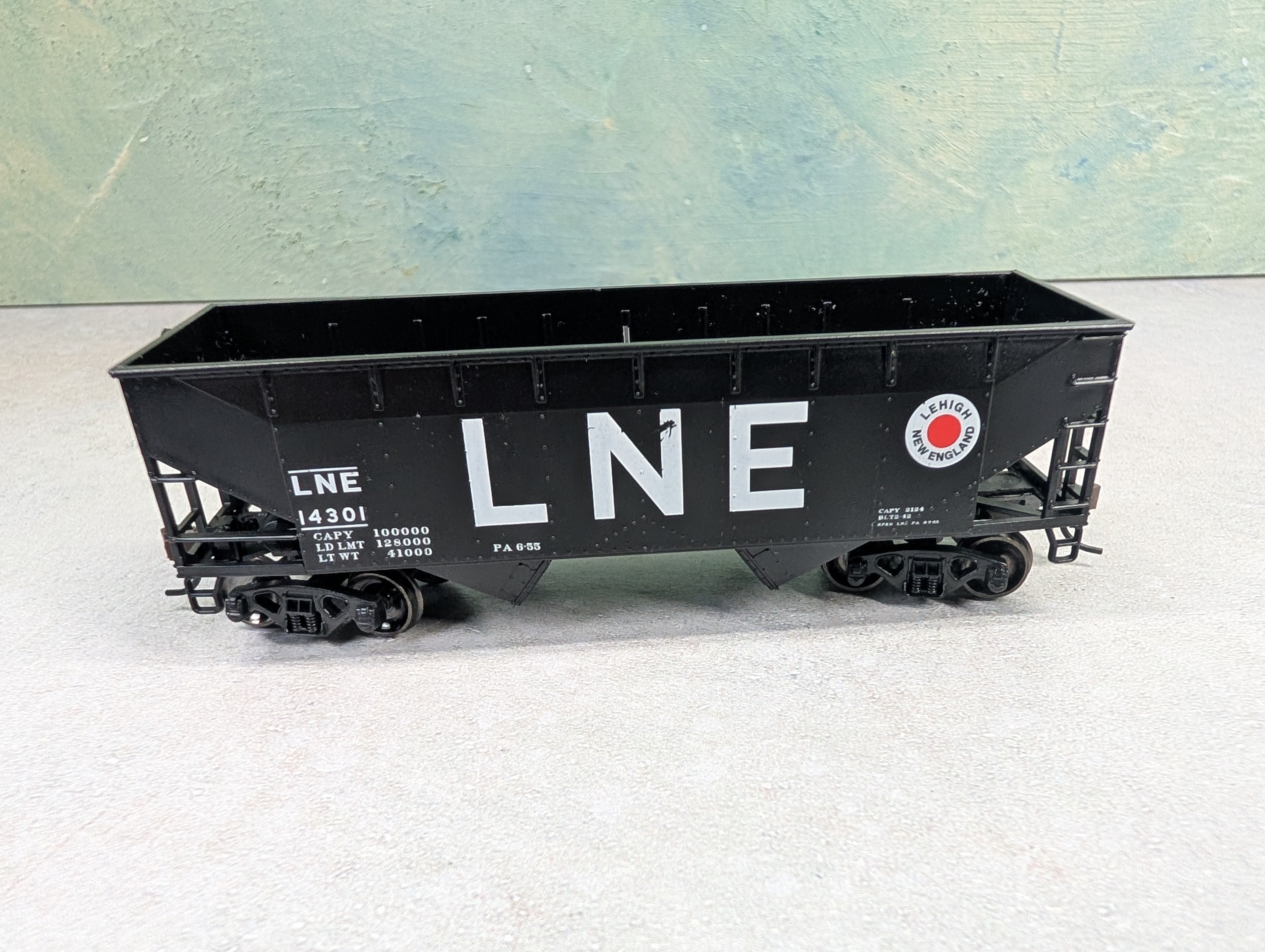 USED Athearn HO Scale 2 Bay Open Hopper Lehigh and New England LNE #14301