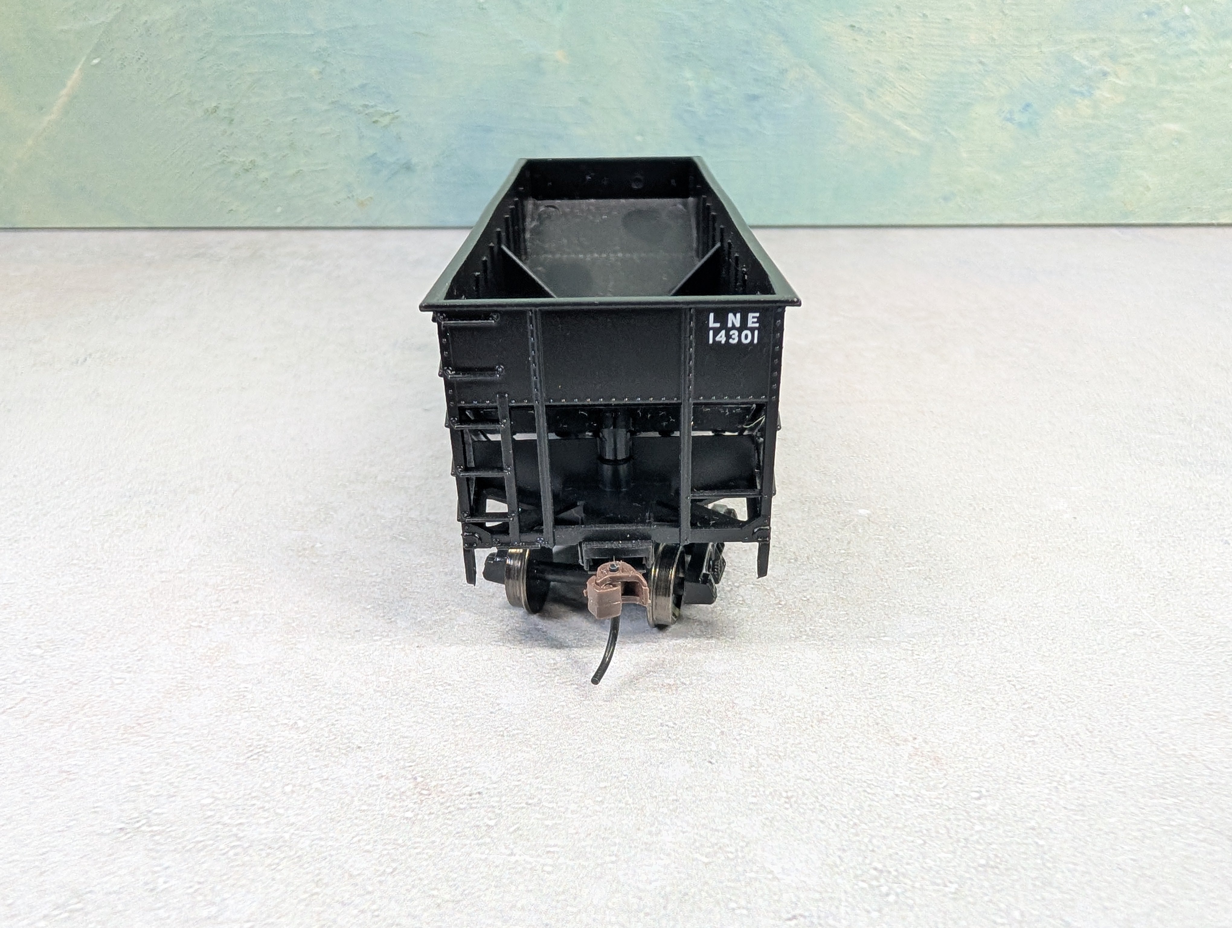 USED Athearn HO Scale 2 Bay Open Hopper Lehigh and New England LNE #14301
