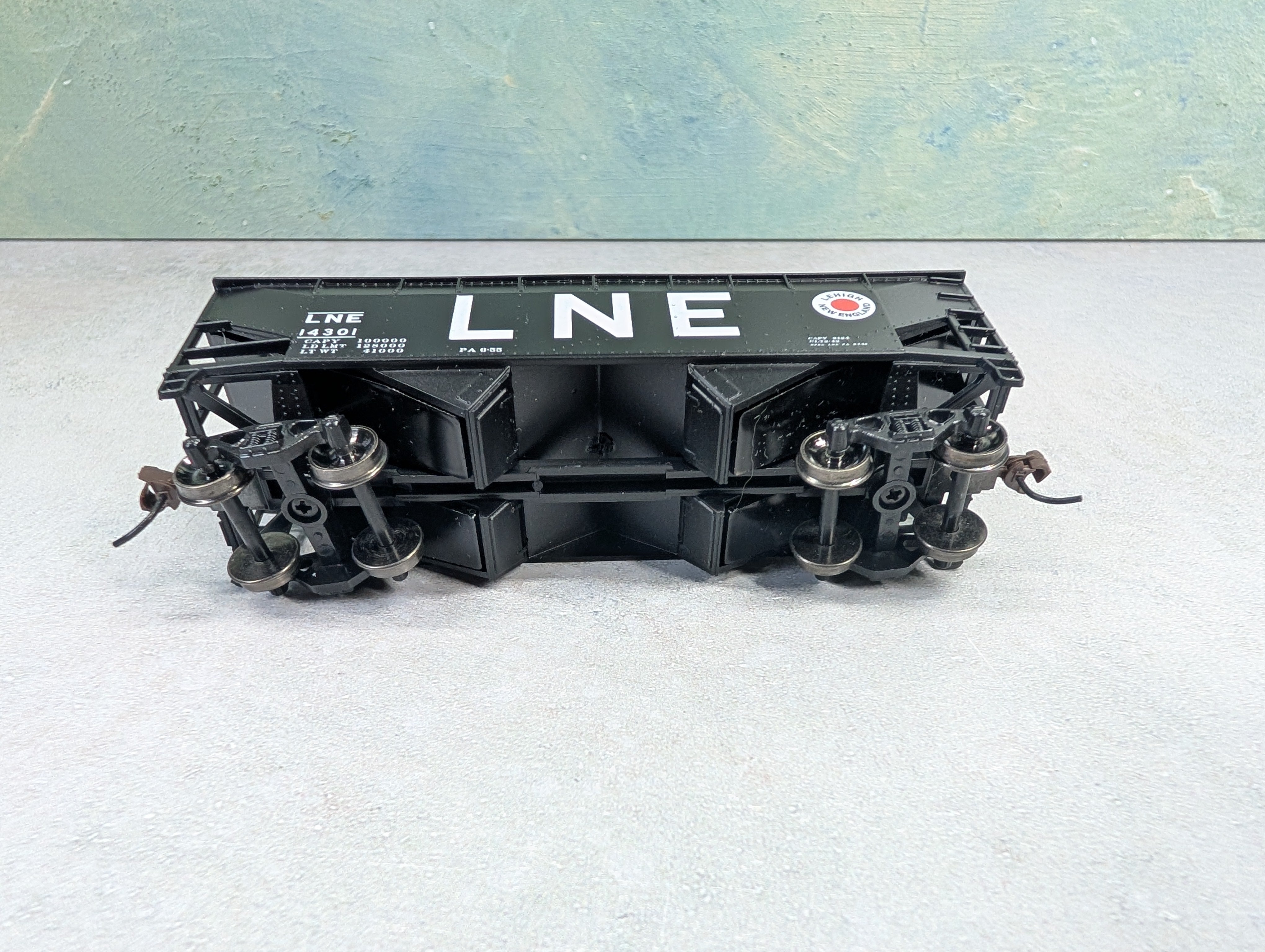 USED Athearn HO Scale 2 Bay Open Hopper Lehigh and New England LNE #14301