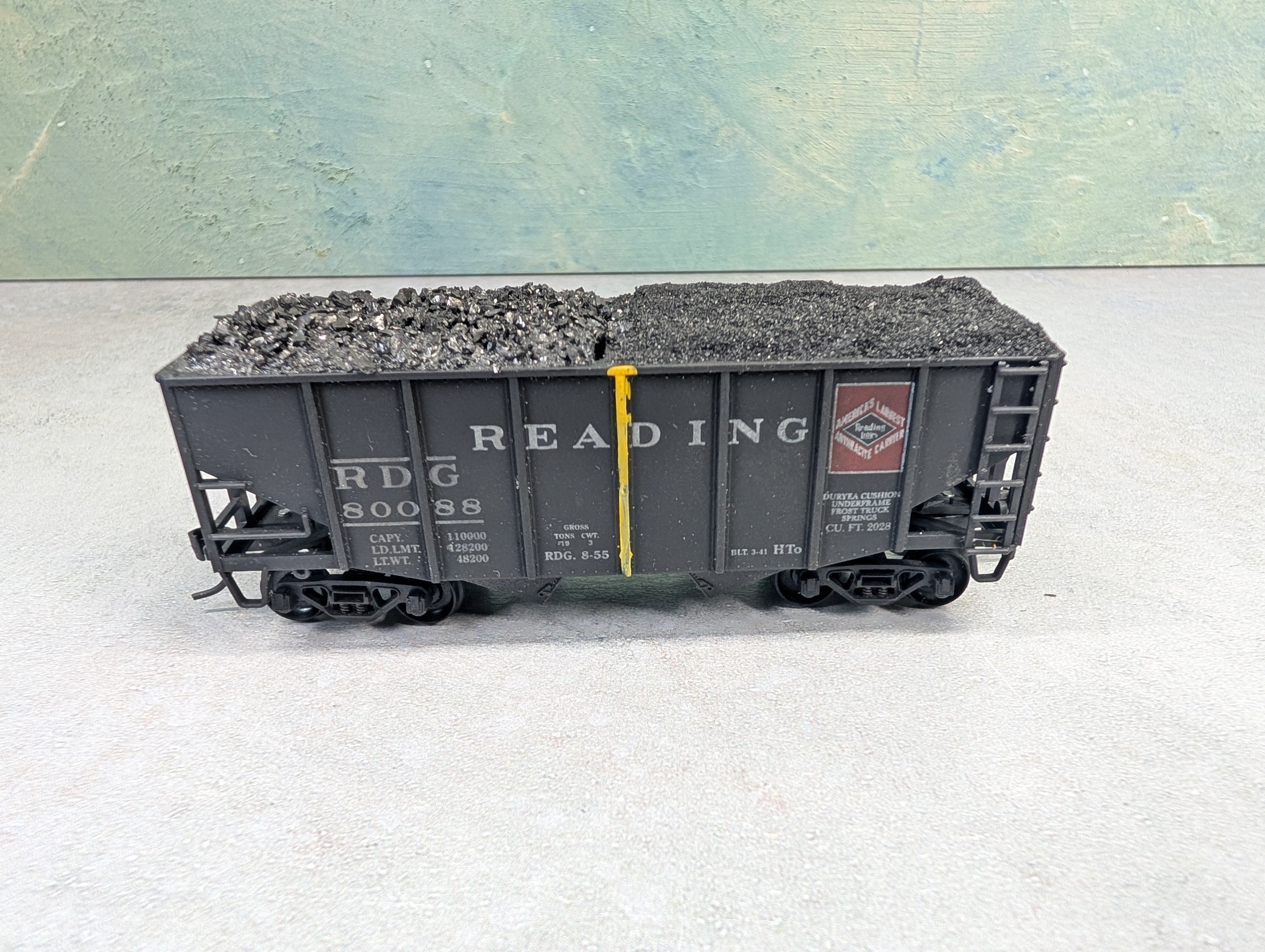 USED Stewart Hobbies HO Scale 2 Bay Open Hopper Reading RDG #80088 Weathered, Split Coal Loads