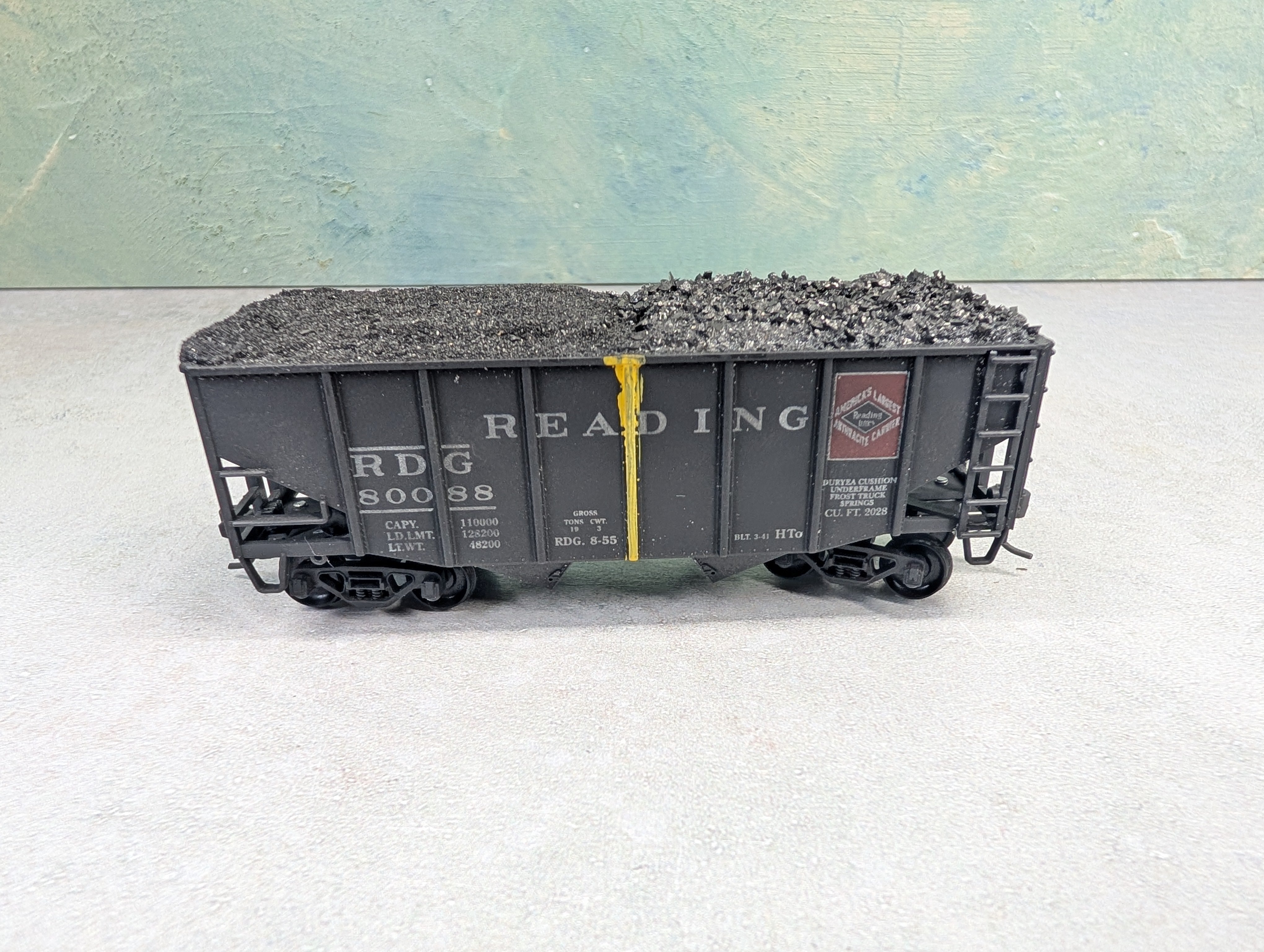 USED Stewart Hobbies HO Scale 2 Bay Open Hopper Reading RDG #80088 Weathered, Split Coal Loads