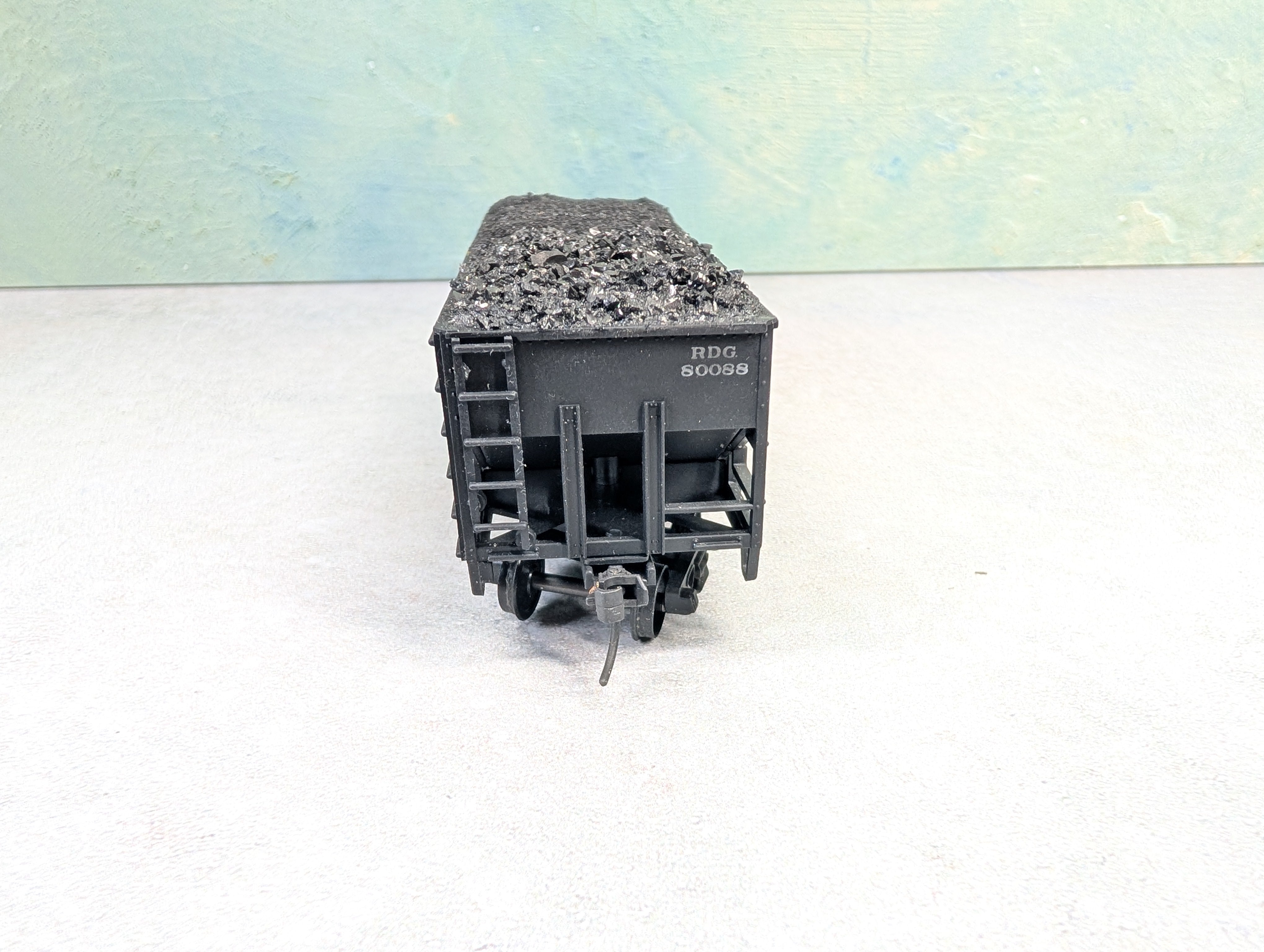 USED Stewart Hobbies HO Scale 2 Bay Open Hopper Reading RDG #80088 Weathered, Split Coal Loads