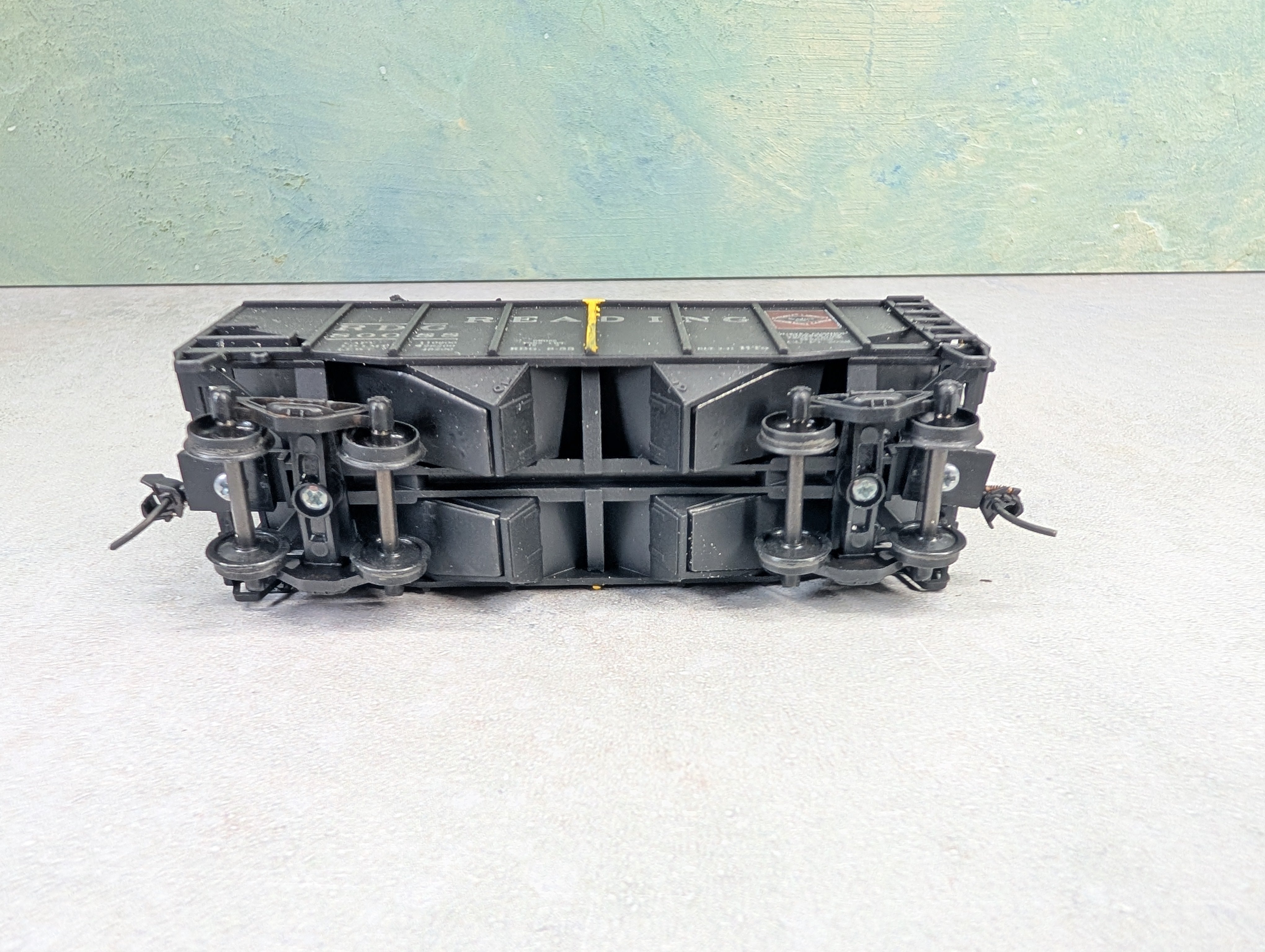 USED Stewart Hobbies HO Scale 2 Bay Open Hopper Reading RDG #80088 Weathered, Split Coal Loads