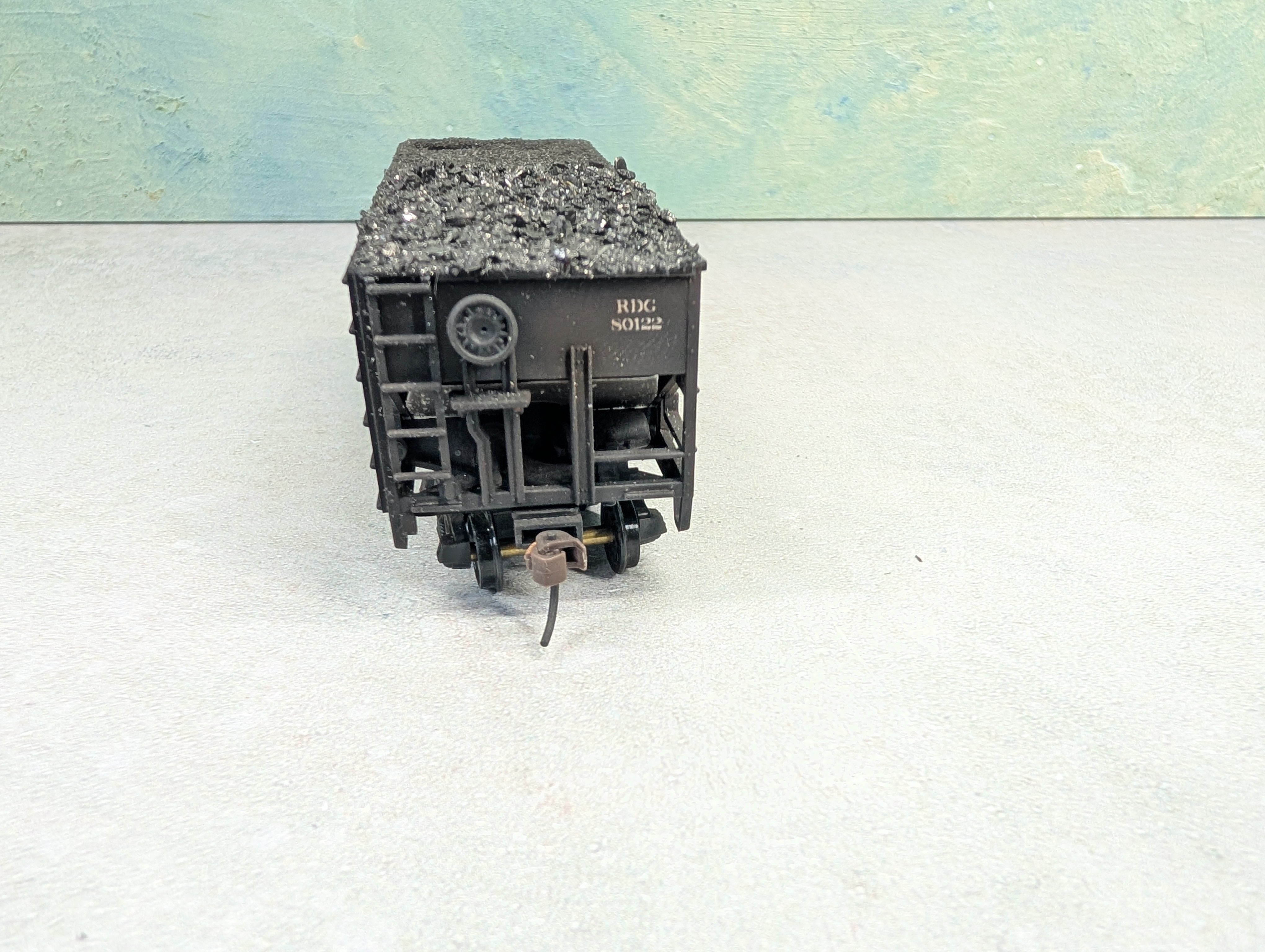 USED Stewart Hobbies HO Scale 2 Bay Open Hopper Reading RDG #80122 Weathered, Split Coal Loads