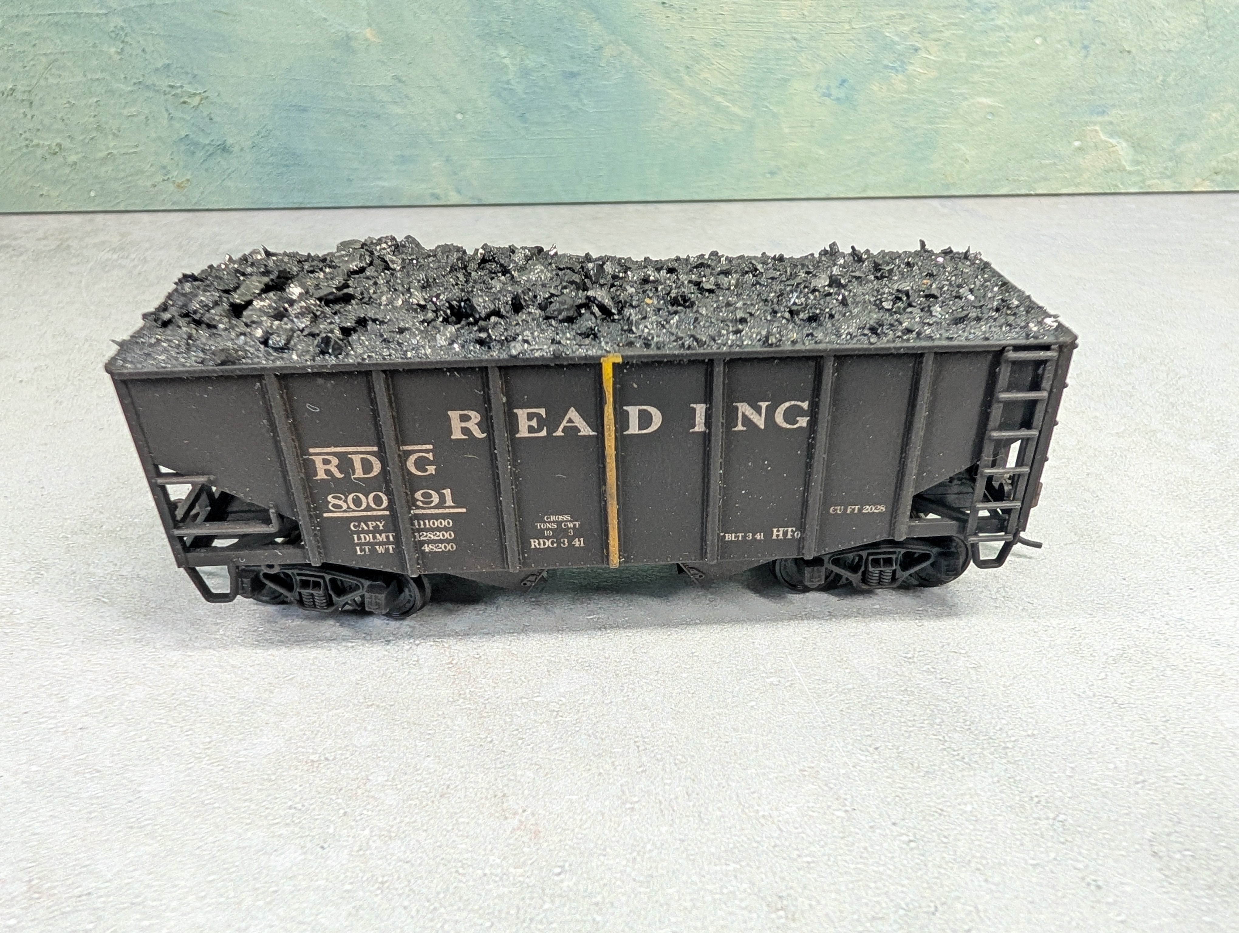 USED Stewart Hobbies HO Scale 2 Bay Open Hopper Reading RDG #80091 Weathered, Split Coal Loads