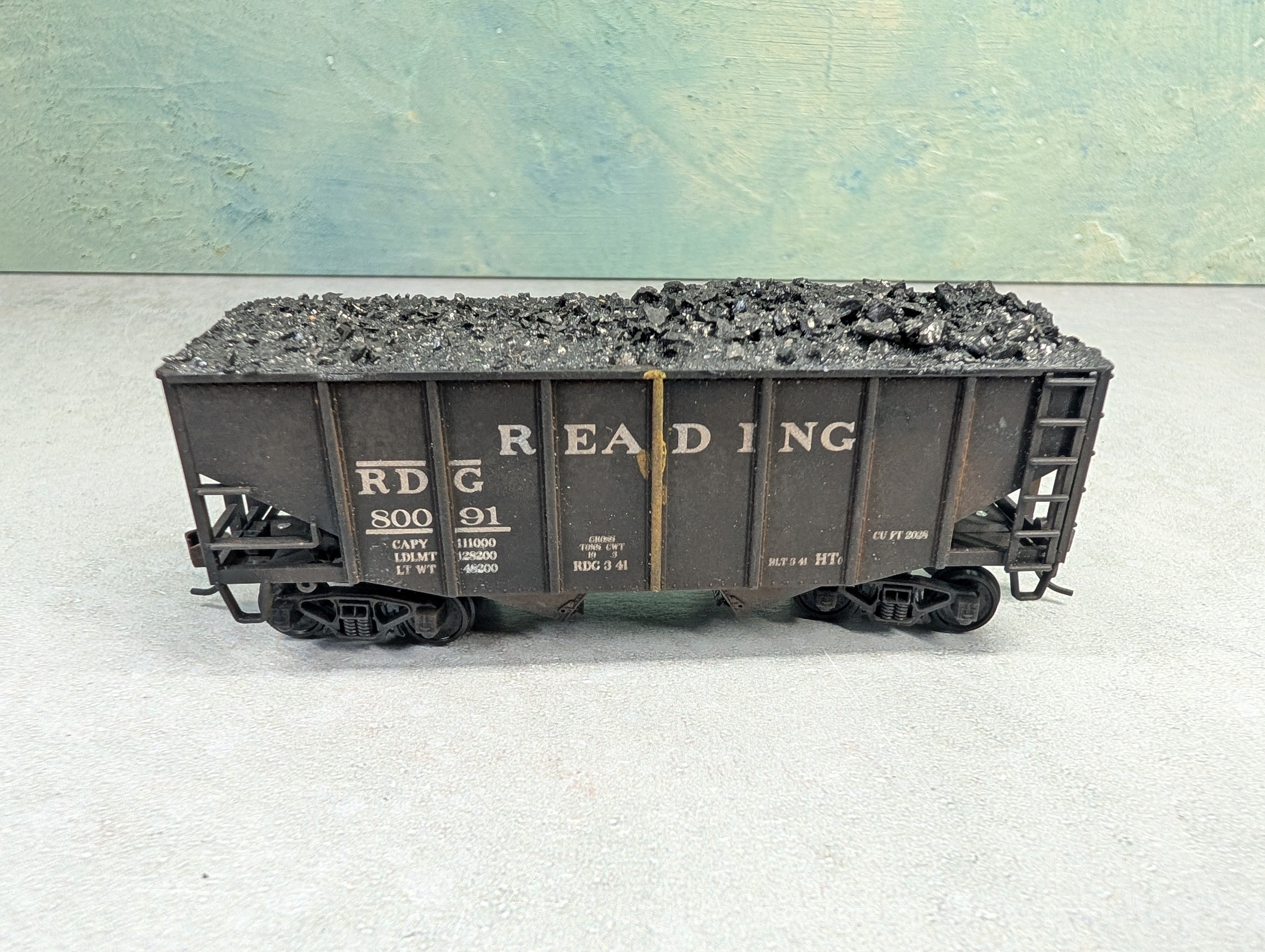 USED Stewart Hobbies HO Scale 2 Bay Open Hopper Reading RDG #80091 Weathered, Split Coal Loads