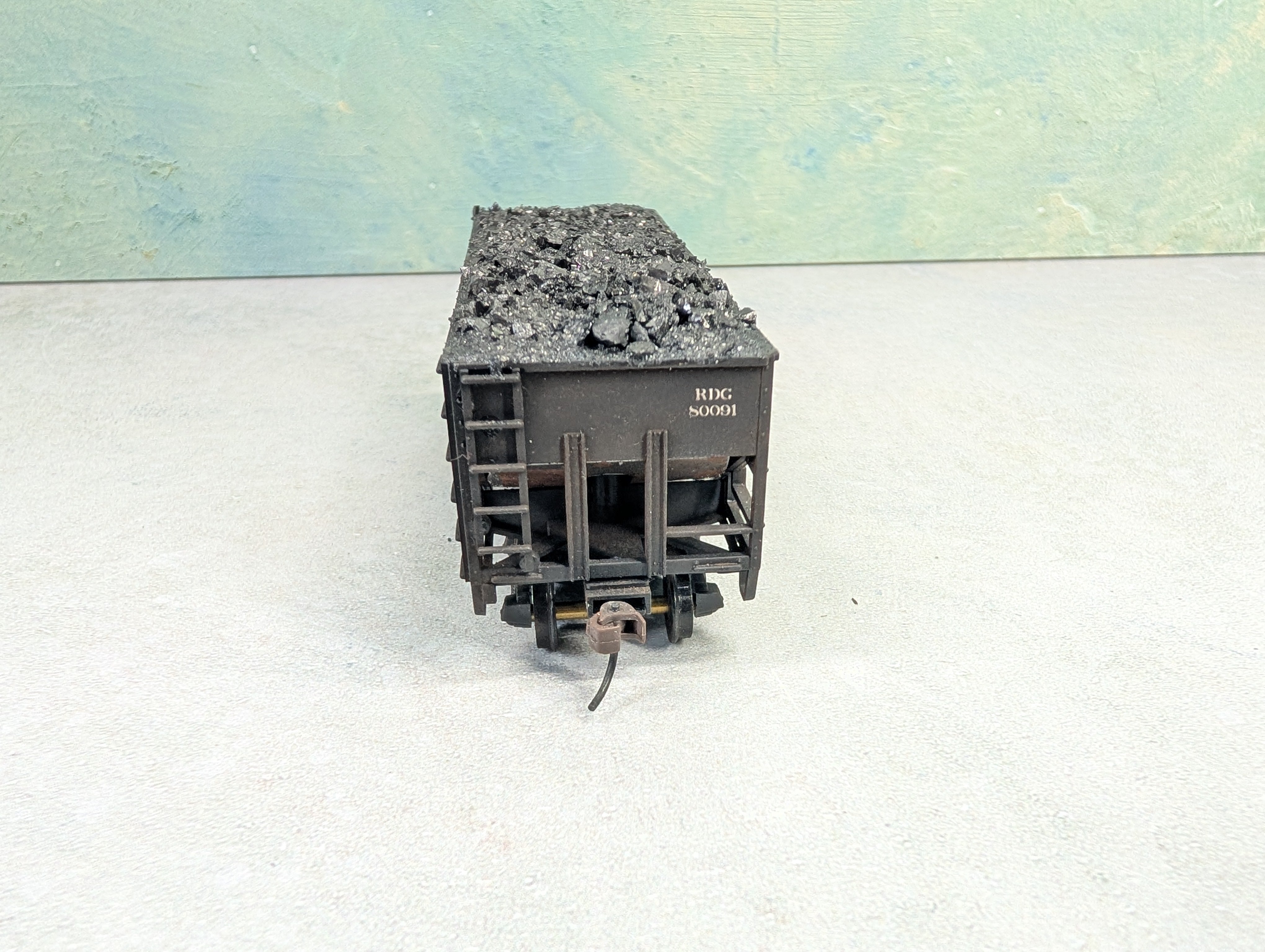 USED Stewart Hobbies HO Scale 2 Bay Open Hopper Reading RDG #80091 Weathered, Split Coal Loads