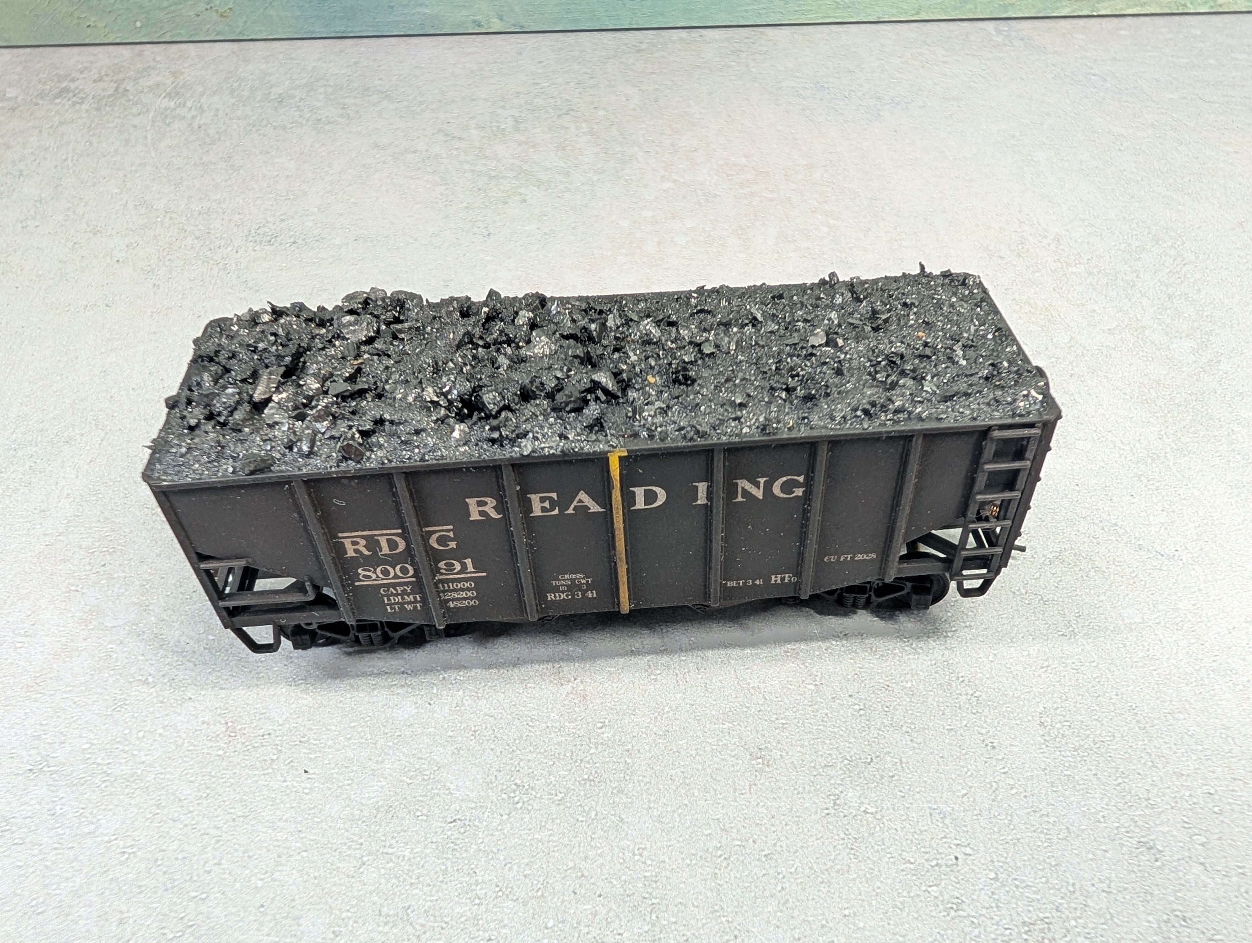 USED Stewart Hobbies HO Scale 2 Bay Open Hopper Reading RDG #80091 Weathered, Split Coal Loads