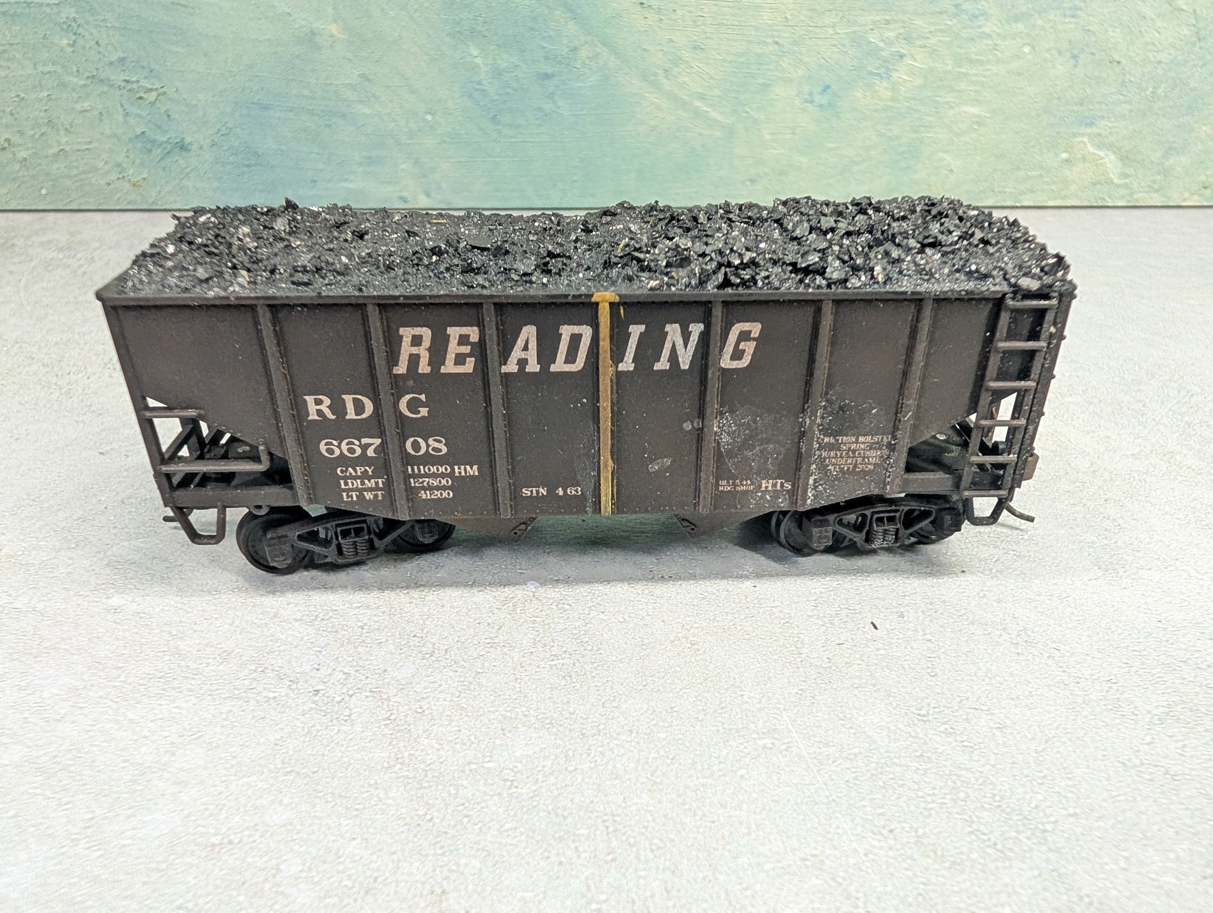 USED Stewart Hobbies HO Scale 2 Bay Open Hopper Reading RDG #66708 Weathered, Split Coal Loads