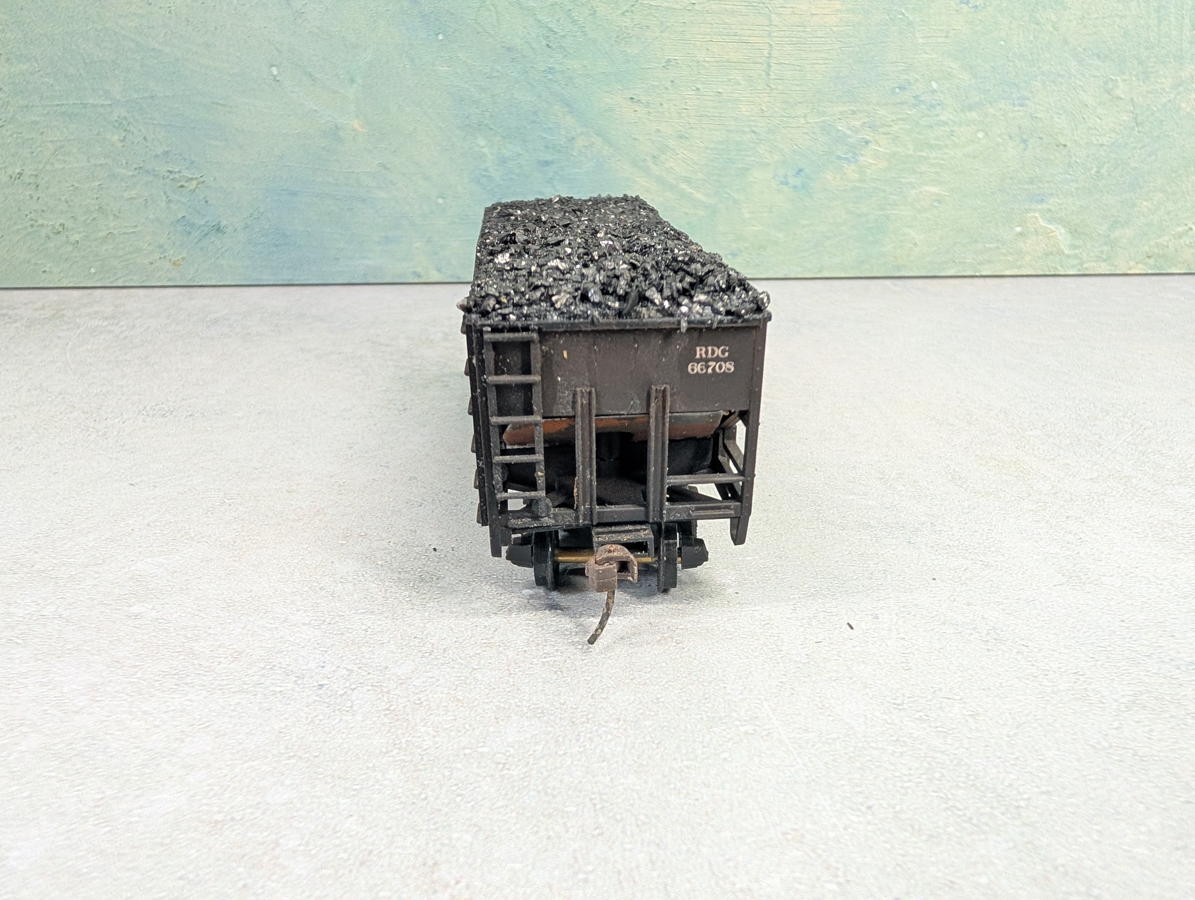 USED Stewart Hobbies HO Scale 2 Bay Open Hopper Reading RDG #66708 Weathered, Split Coal Loads