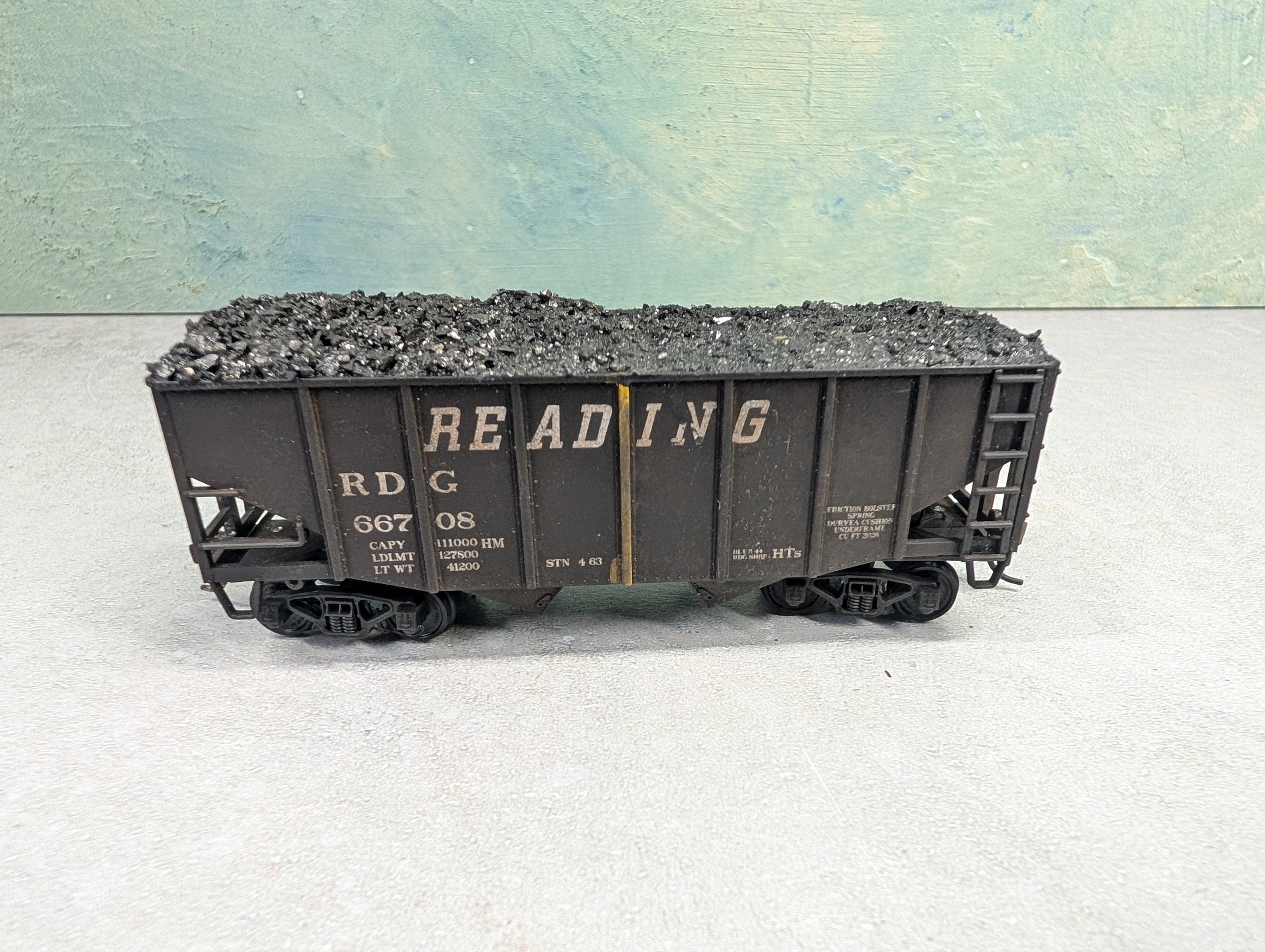 USED Stewart Hobbies HO Scale 2 Bay Open Hopper Reading RDG #66708 Weathered, Split Coal Loads