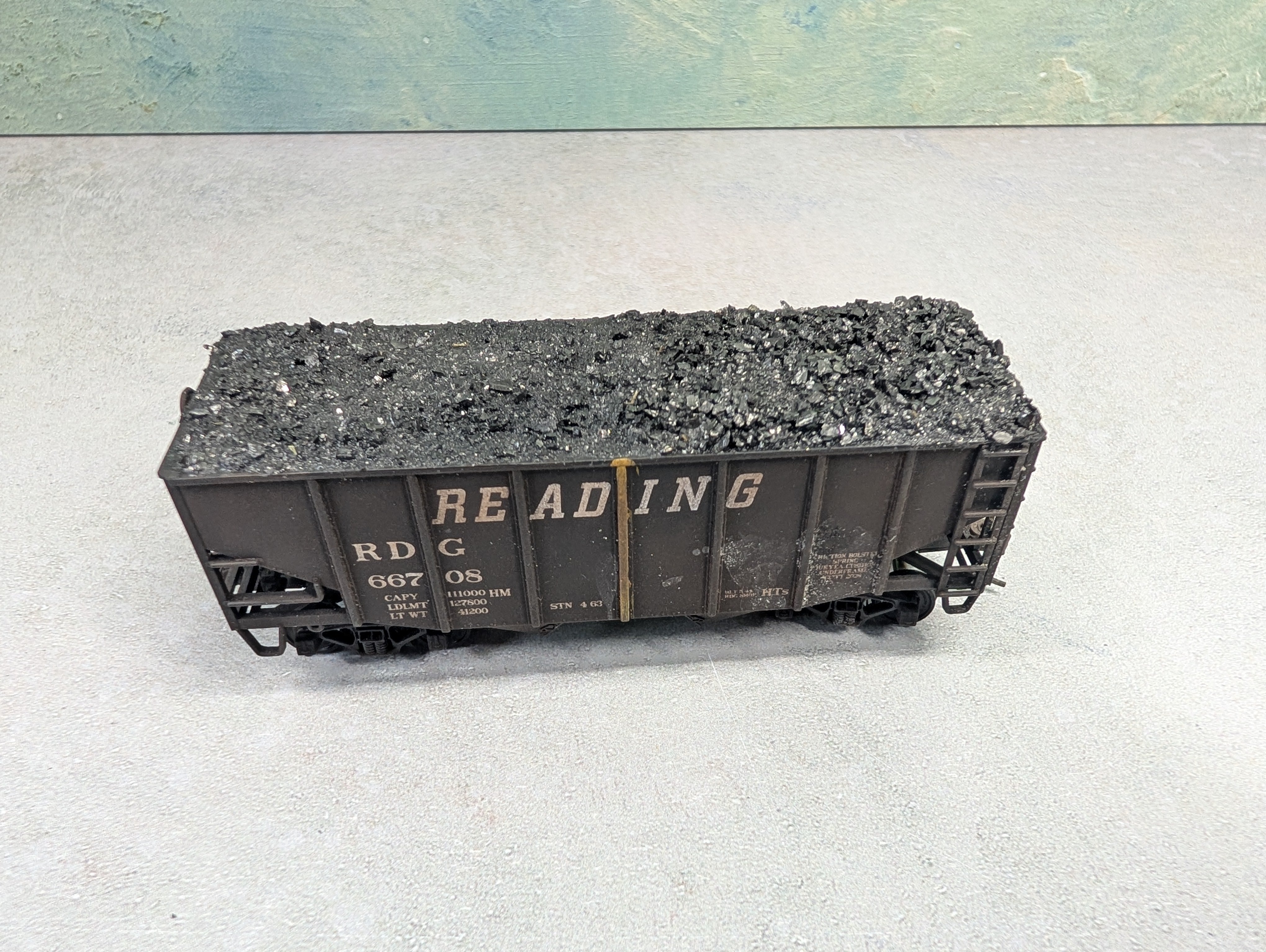 USED Stewart Hobbies HO Scale 2 Bay Open Hopper Reading RDG #66708 Weathered, Split Coal Loads