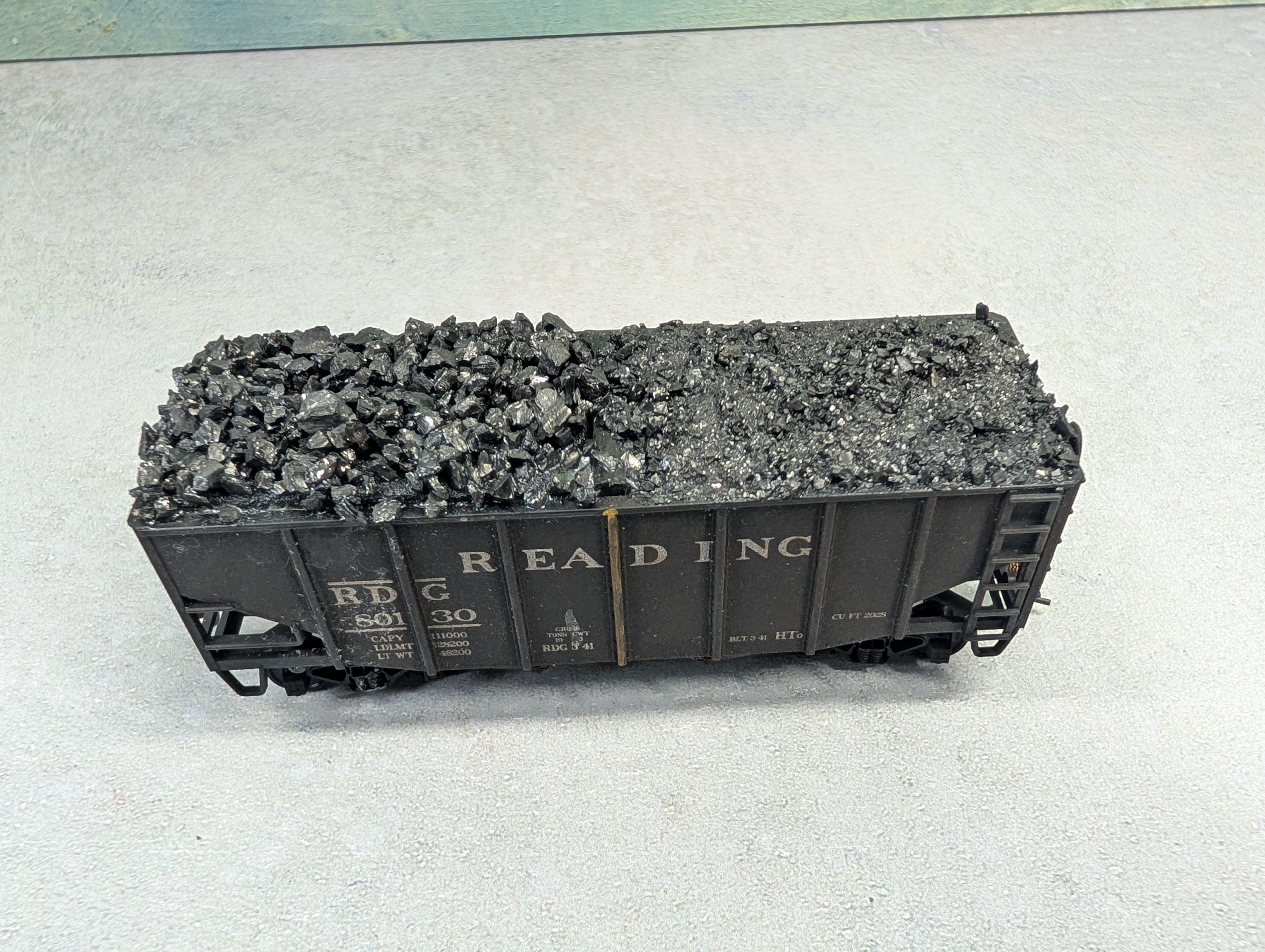 USED Stewart Hobbies HO Scale 2 Bay Open Hopper Reading RDG #80130 Weathered, Split Coal Loads