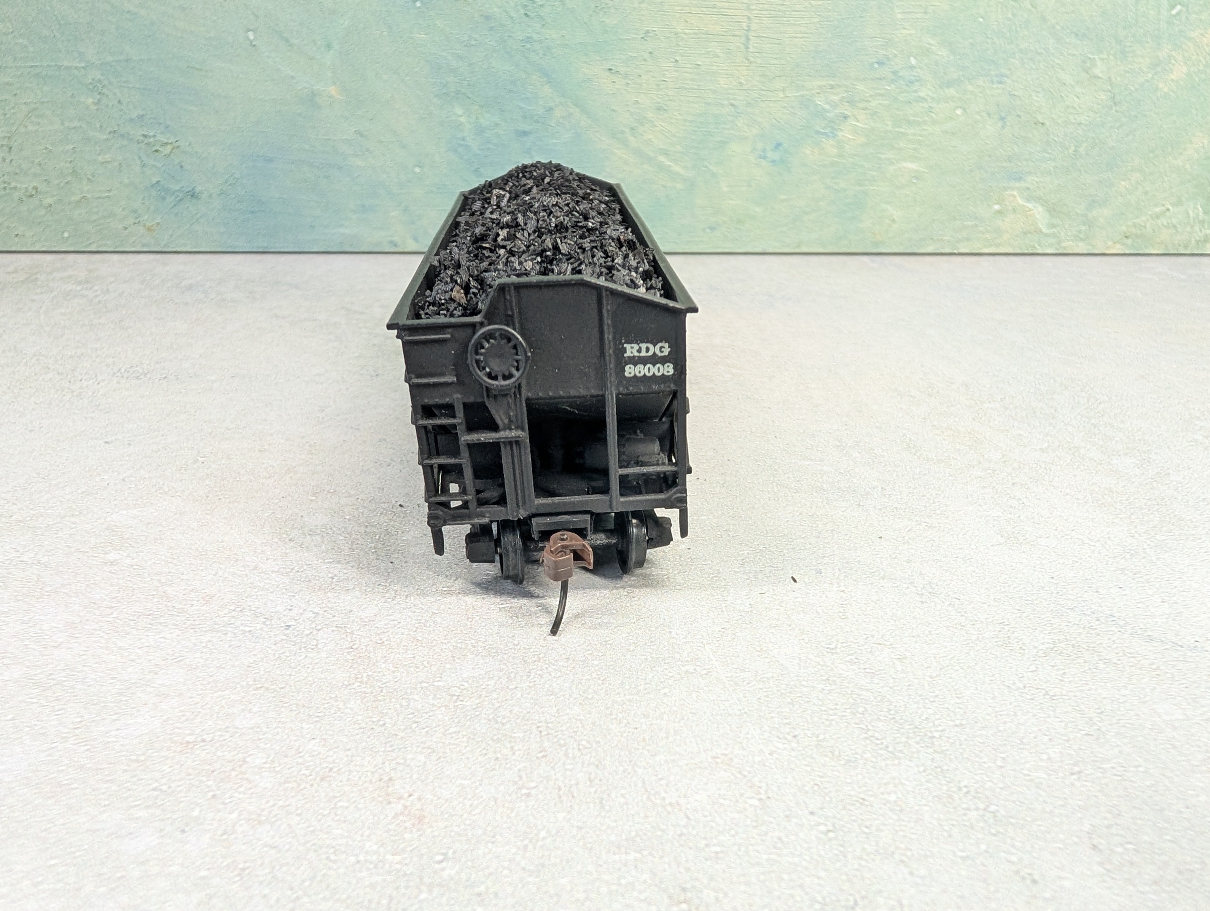 USED Athearn HO Scale 2 Bay Open Hopper Reading RDG #86008 w/ Coal Load, Decal