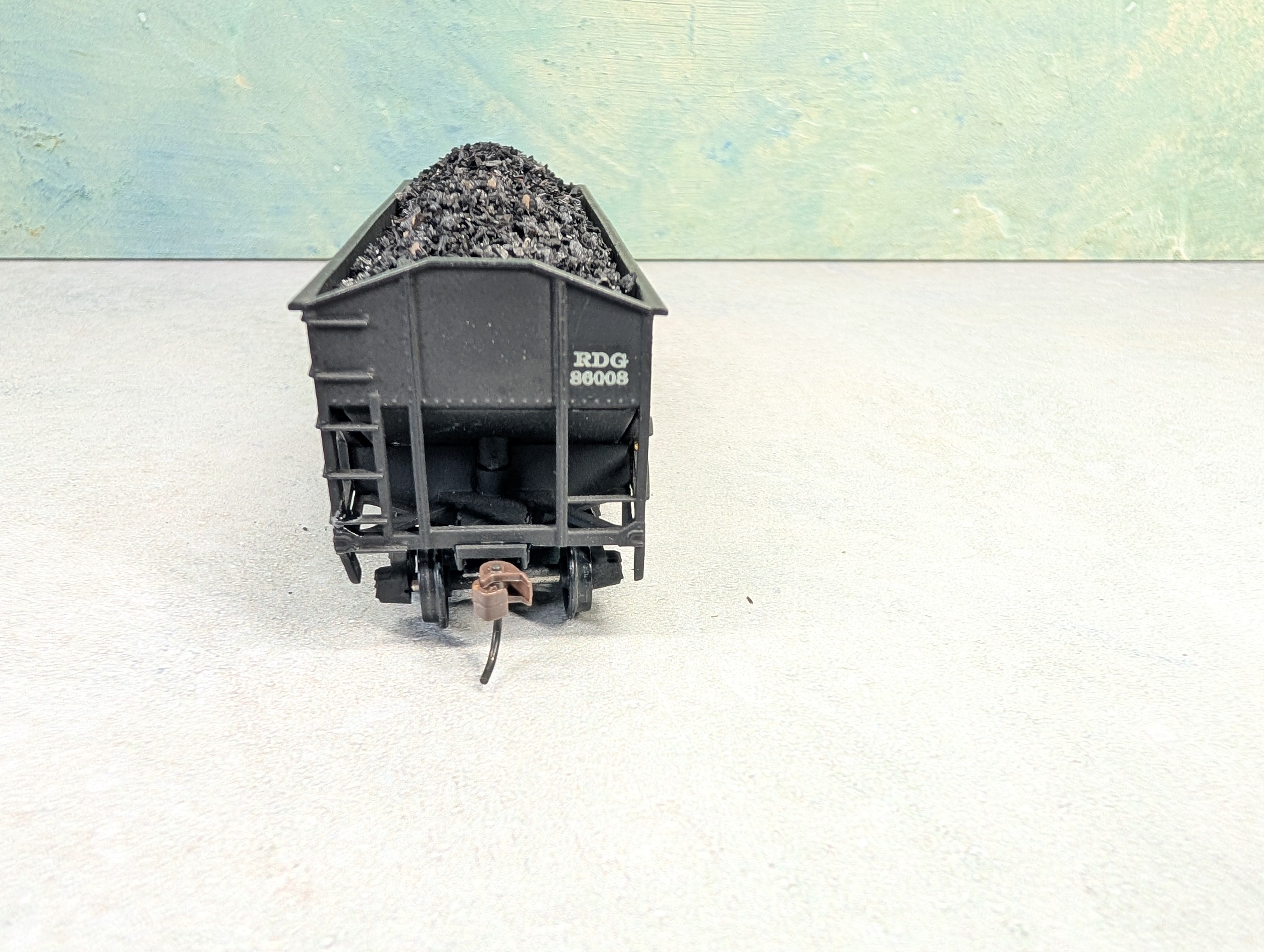 USED Athearn HO Scale 2 Bay Open Hopper Reading RDG #86008 w/ Coal Load, Decal