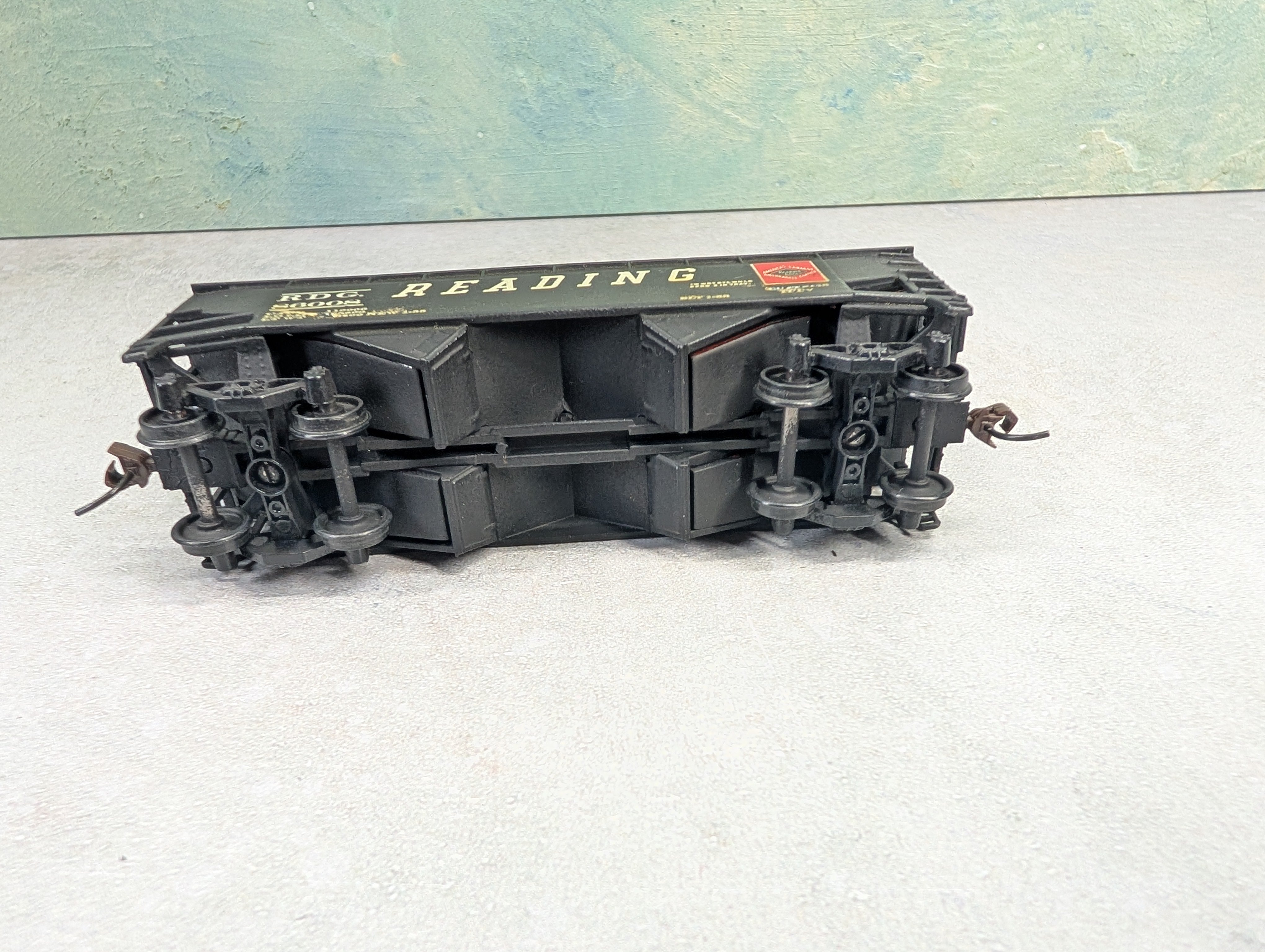 USED Athearn HO Scale 2 Bay Open Hopper Reading RDG #86008 w/ Coal Load, Decal