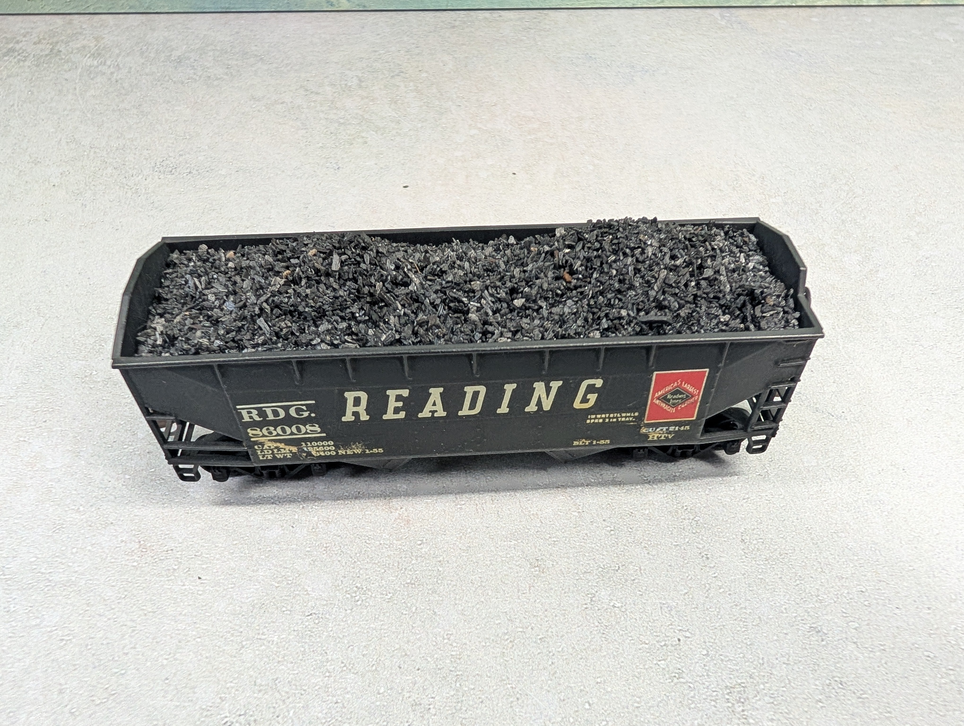 USED Athearn HO Scale 2 Bay Open Hopper Reading RDG #86008 w/ Coal Load, Decal