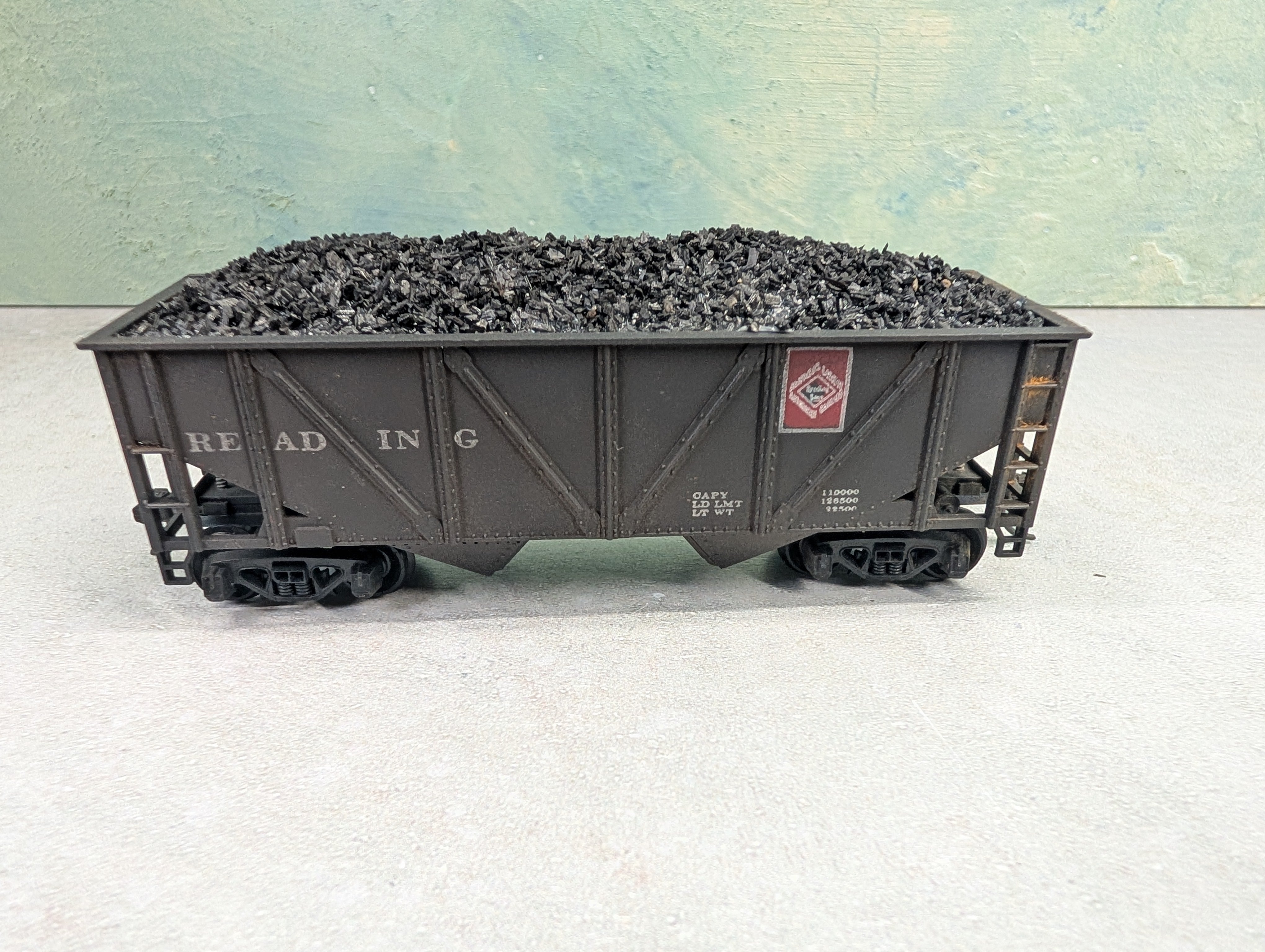 USED Mantua HO Scale 2 Bay Open Hopper Reading Weathered w/ Coal Load