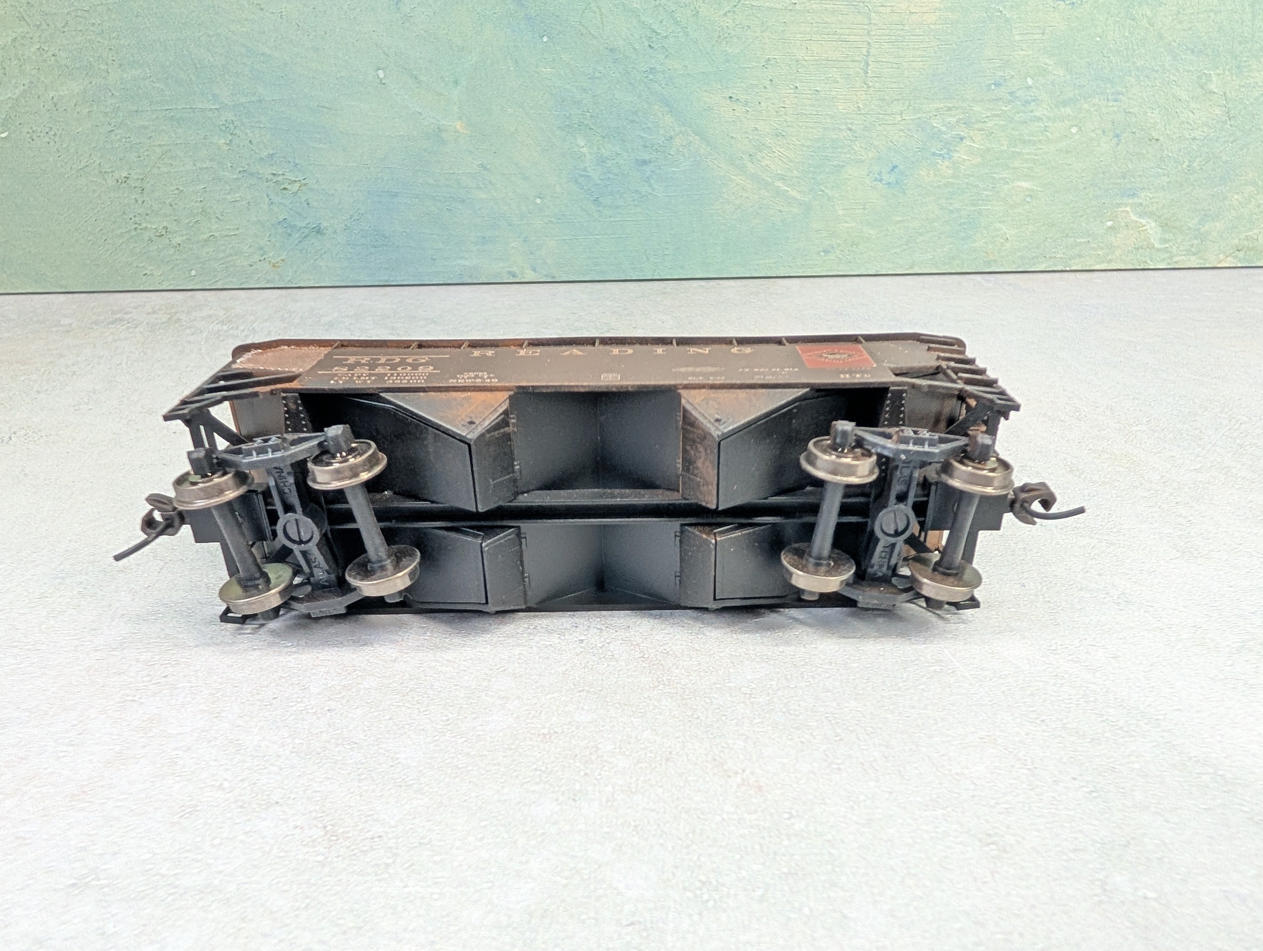 USED Atlas HO Scale 2 Bay Open Hopper Reading RDG #82209 Weathered