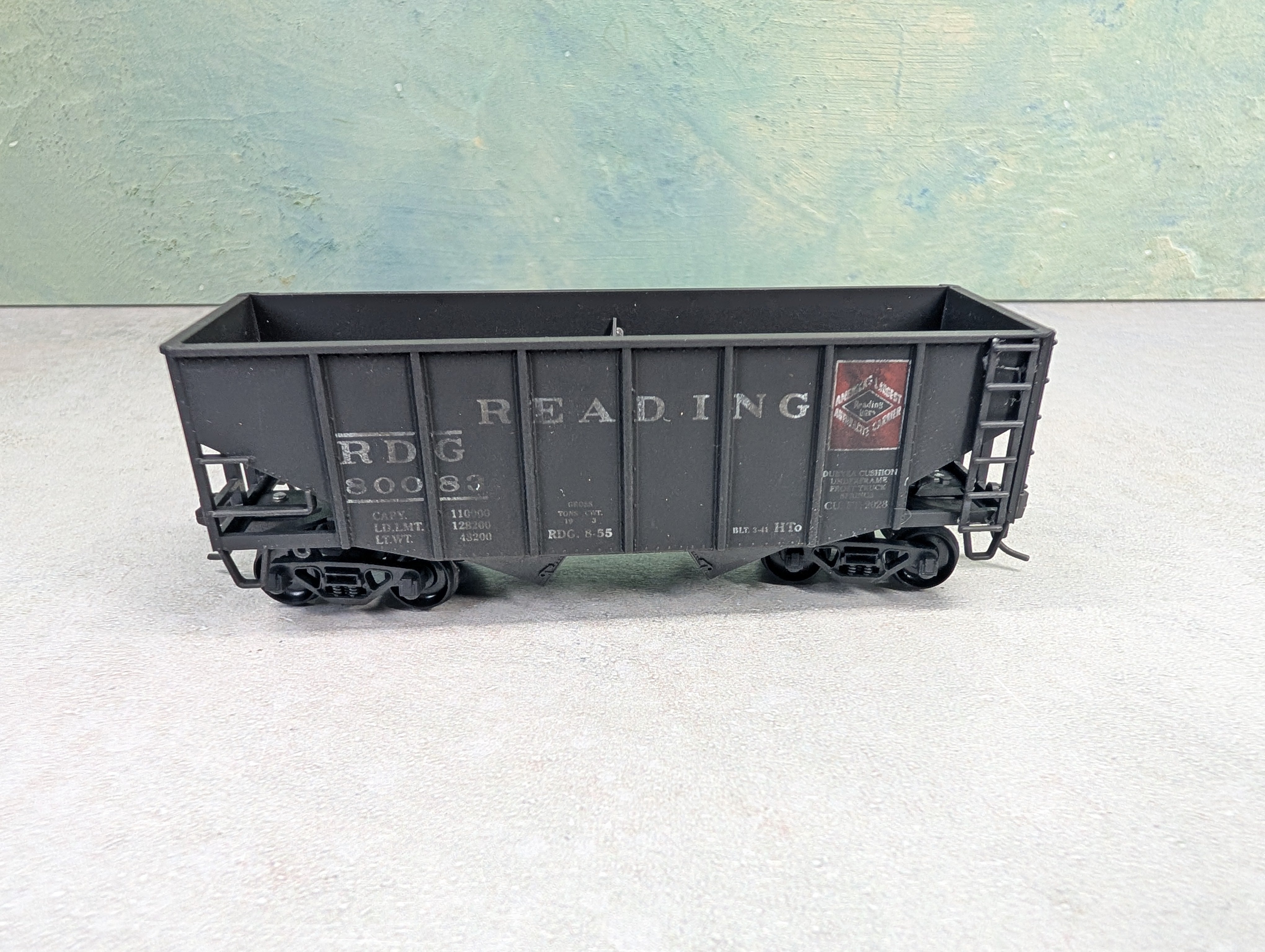 USED Stewart Hobbies HO Scale 2 Bay Open Hopper Reading RDG #80083 Weathered