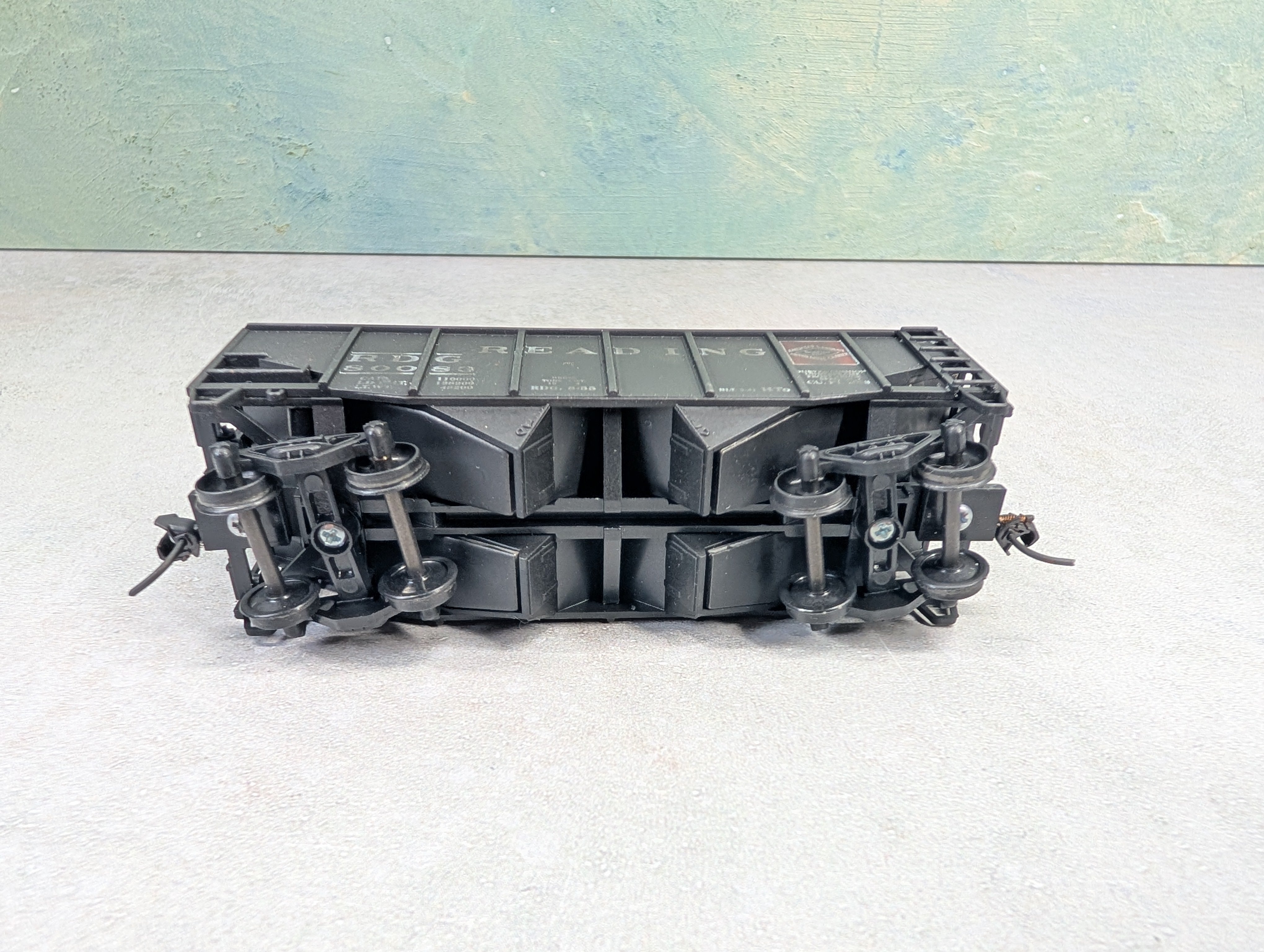 USED Stewart Hobbies HO Scale 2 Bay Open Hopper Reading RDG #80083 Weathered