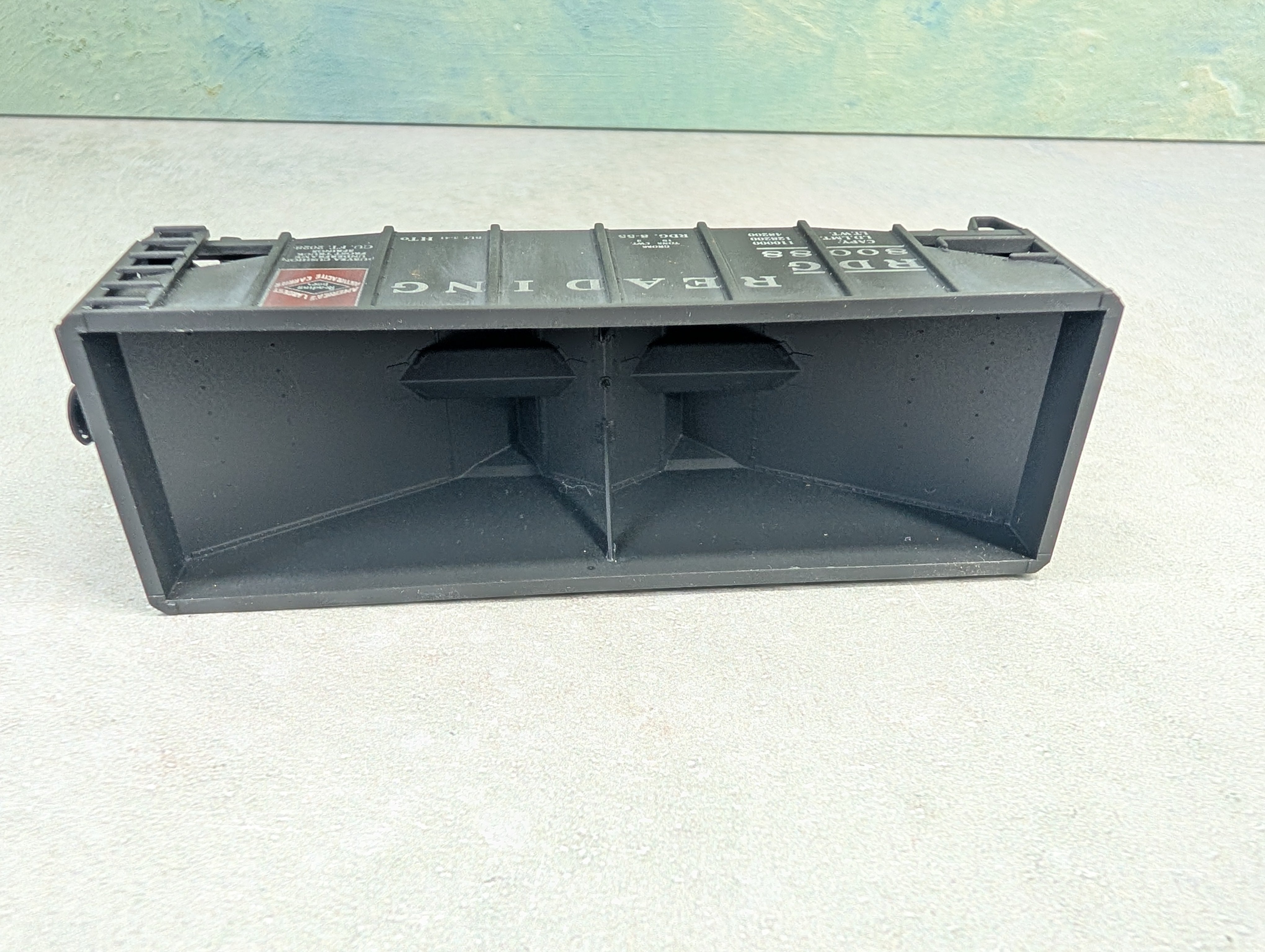 USED Stewart Hobbies HO Scale 2 Bay Open Hopper Reading RDG #80088 Weathered