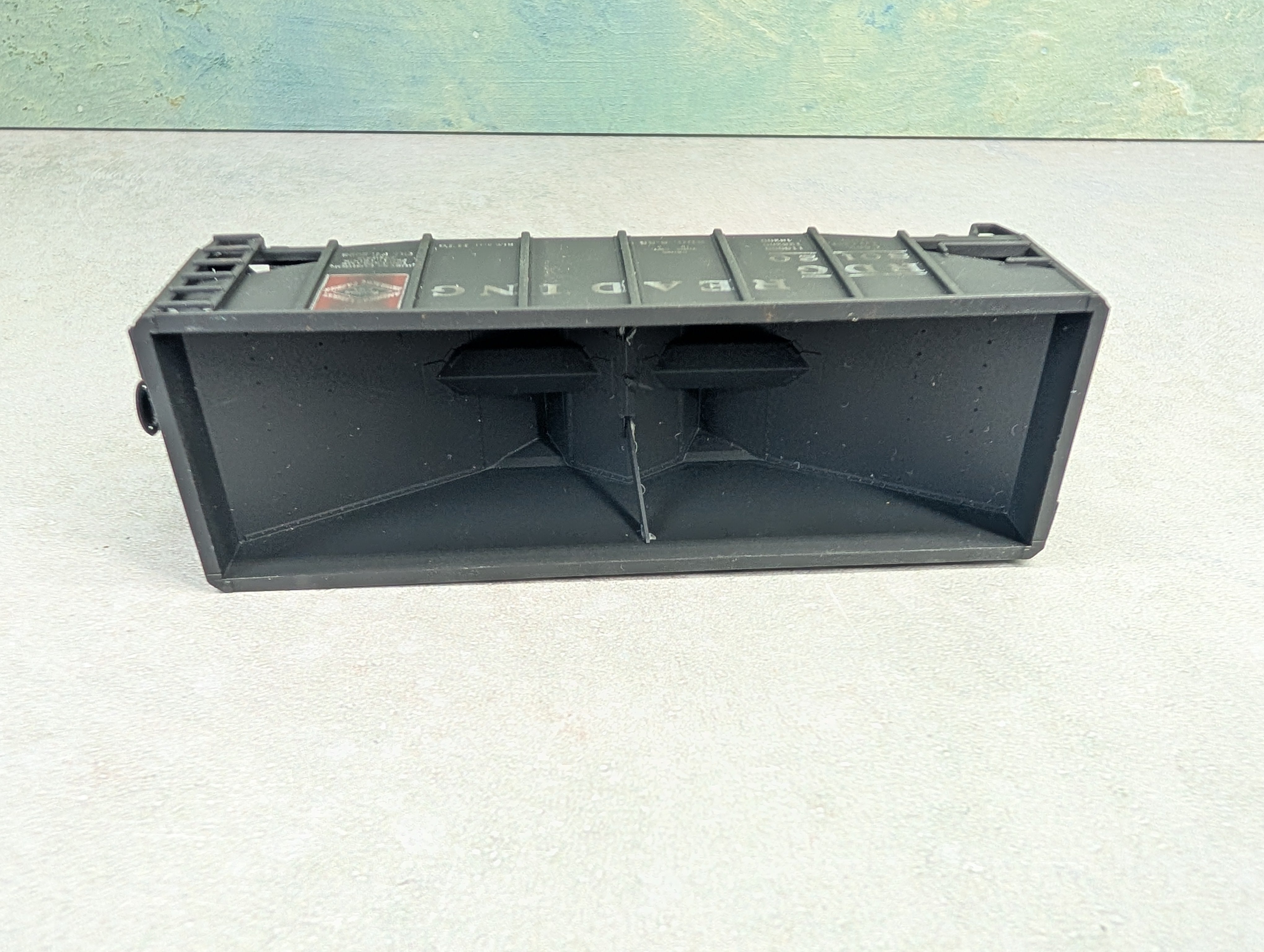 USED Stewart Hobbies HO Scale 2 Bay Open Hopper Reading RDG #80120 Weathered