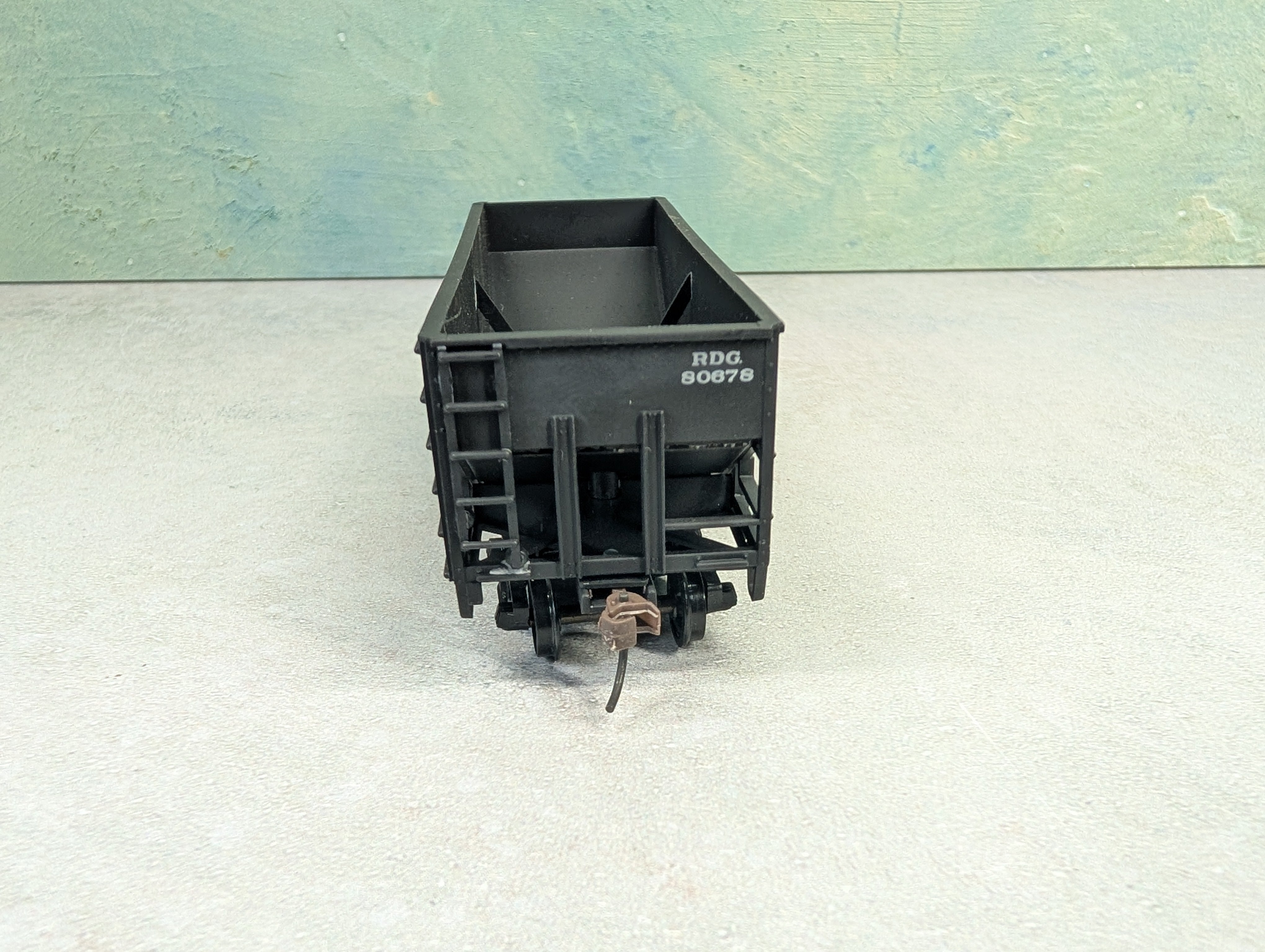 USED Stewart Hobbies HO Scale 2 Bay Open Hopper Reading RDG #80678 Weathered