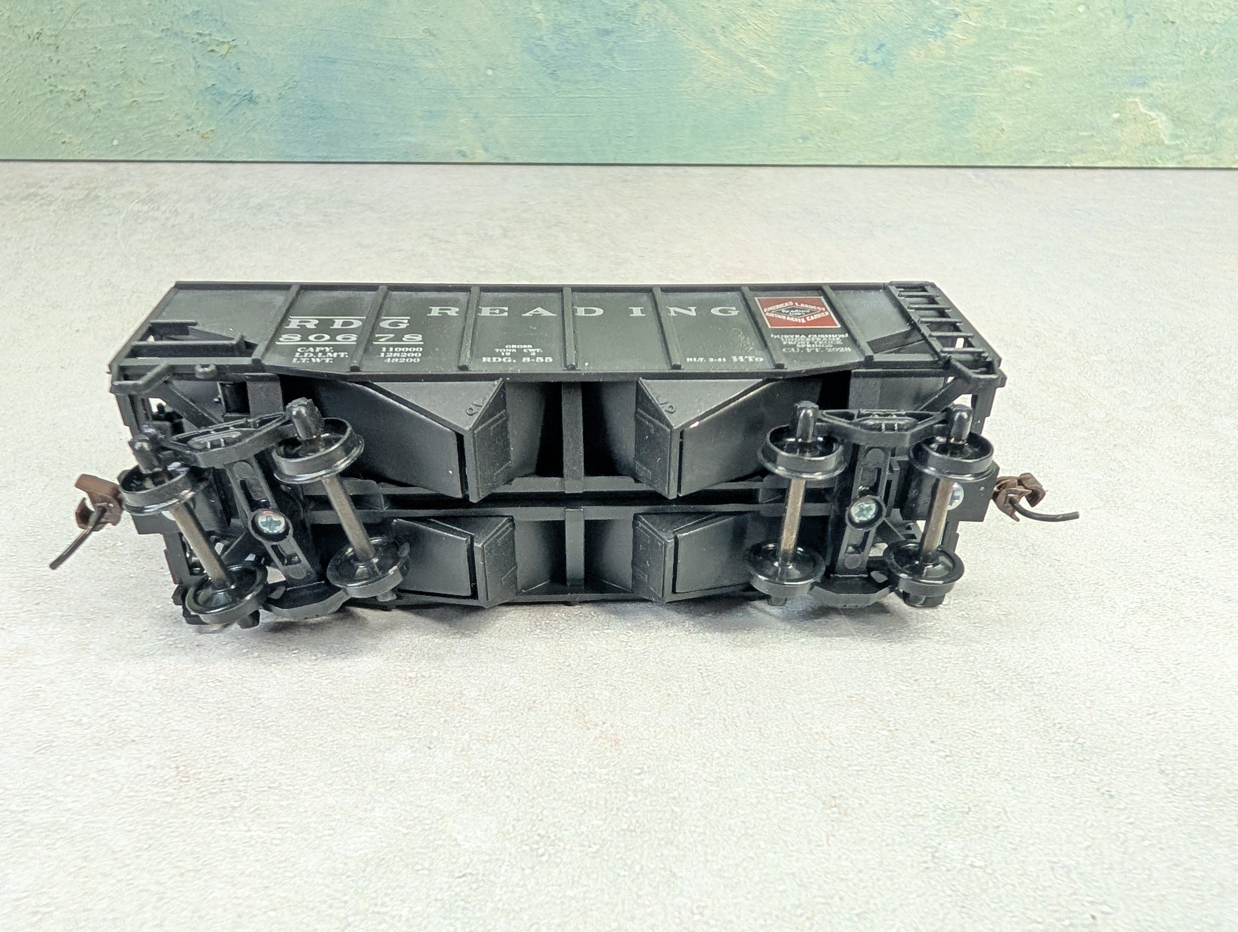 USED Stewart Hobbies HO Scale 2 Bay Open Hopper Reading RDG #80678 Weathered