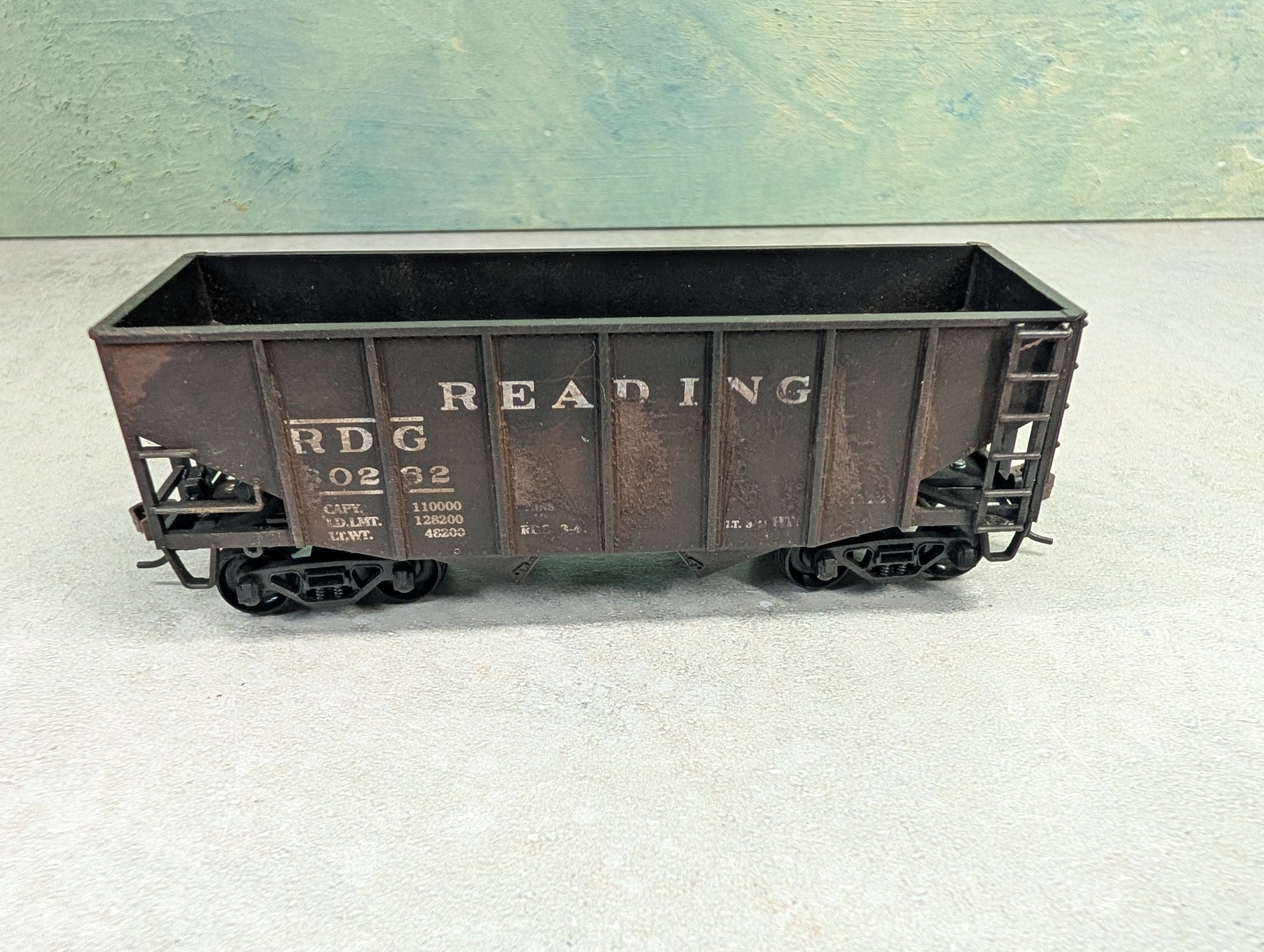 USED Stewart Hobbies HO Scale 2 Bay Open Hopper Reading RDG #80262 Weathered