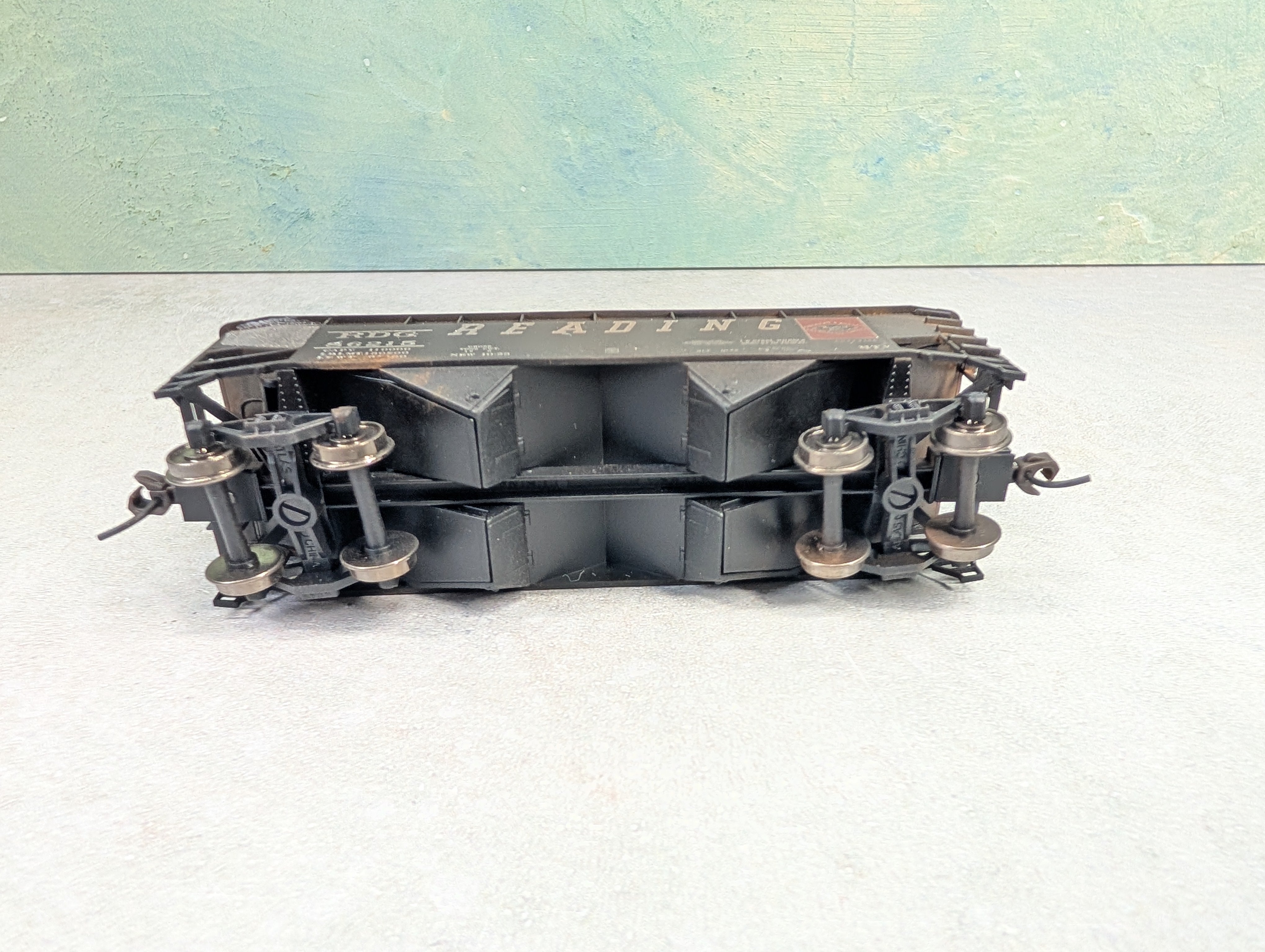 USED Atlas HO Scale 2 Bay Open Hopper Reading RDG #82615 Weathered