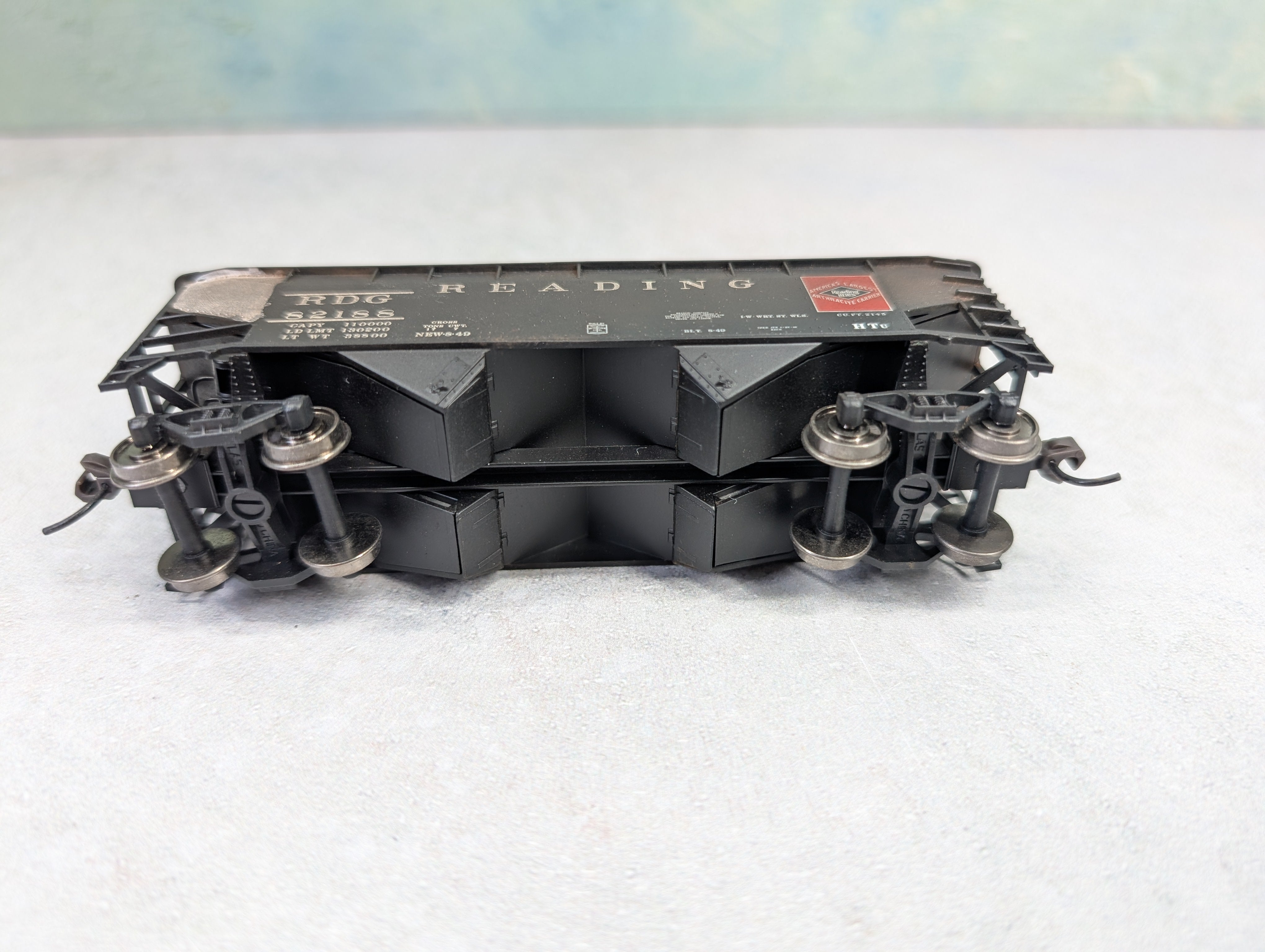 USED Atlas HO Scale 2 Bay Open Hopper Reading RDG #82188 Weathered