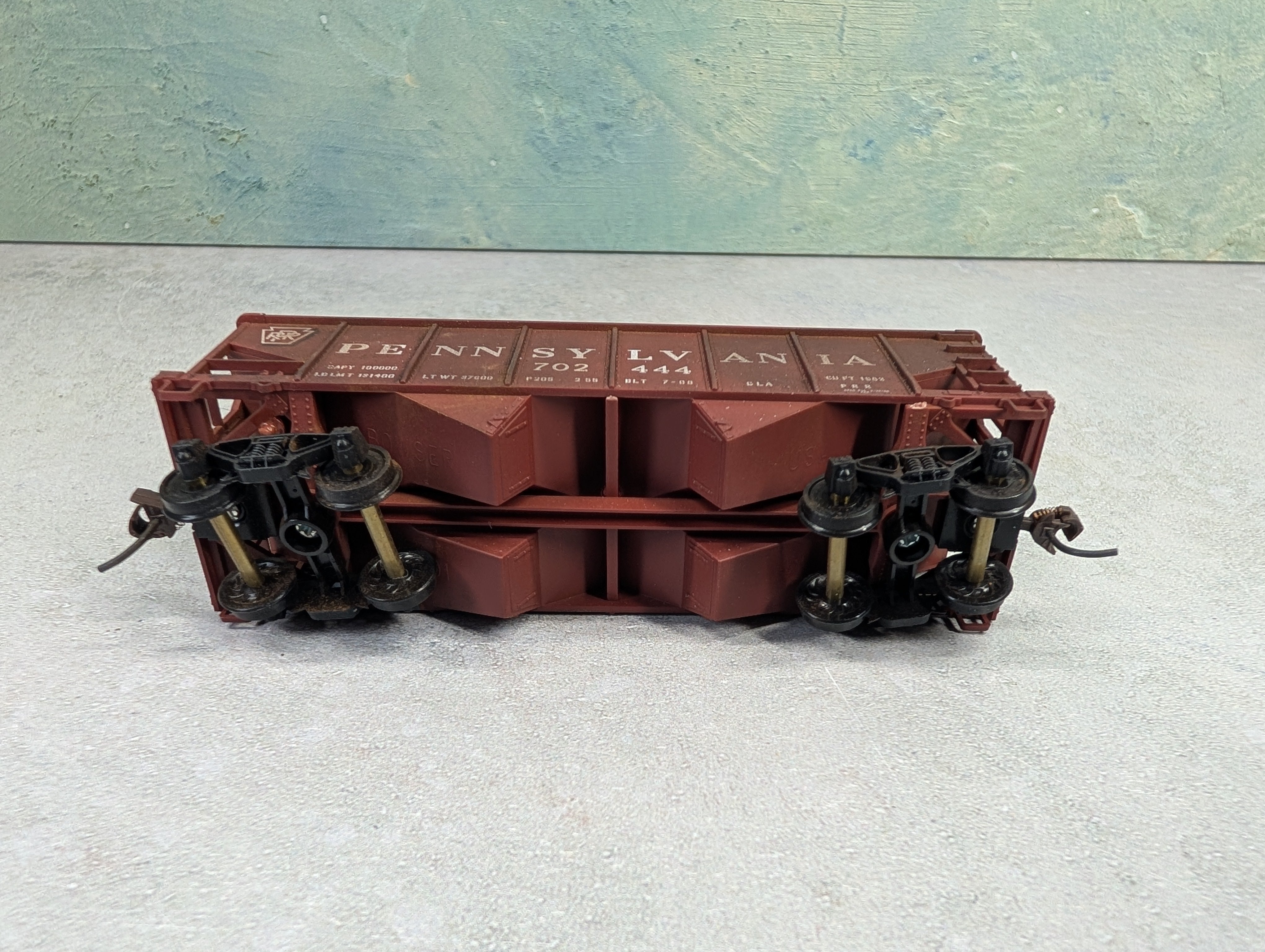 USED Bowser HO Scale 2 Bay Open Hopper Pennsylvania PRR #702444 Weathered
