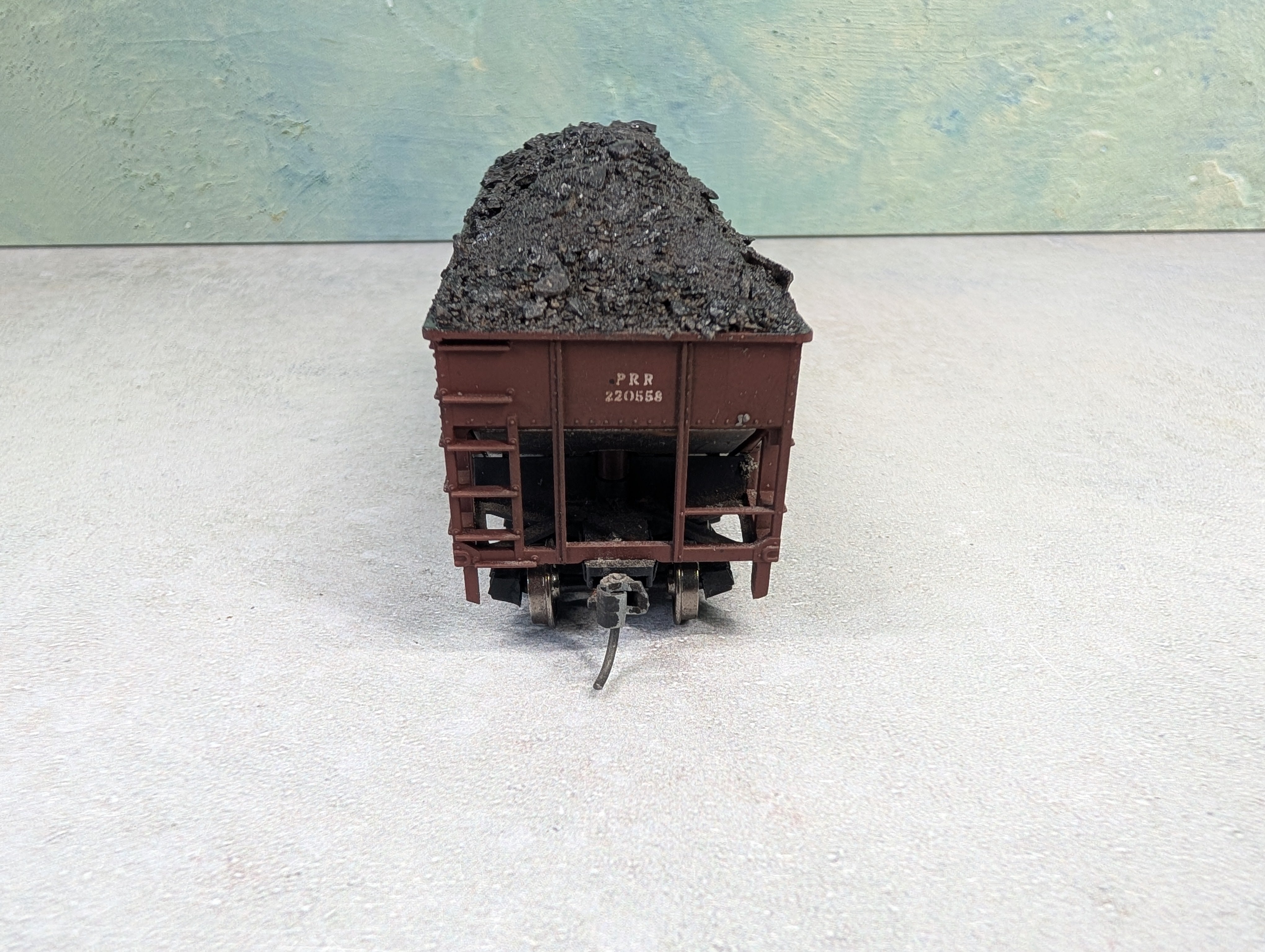 USED Athearn HO Scale 2 Bay Open Hopper Pennsylvania PRR #220558 Weathered w/ Coal Load