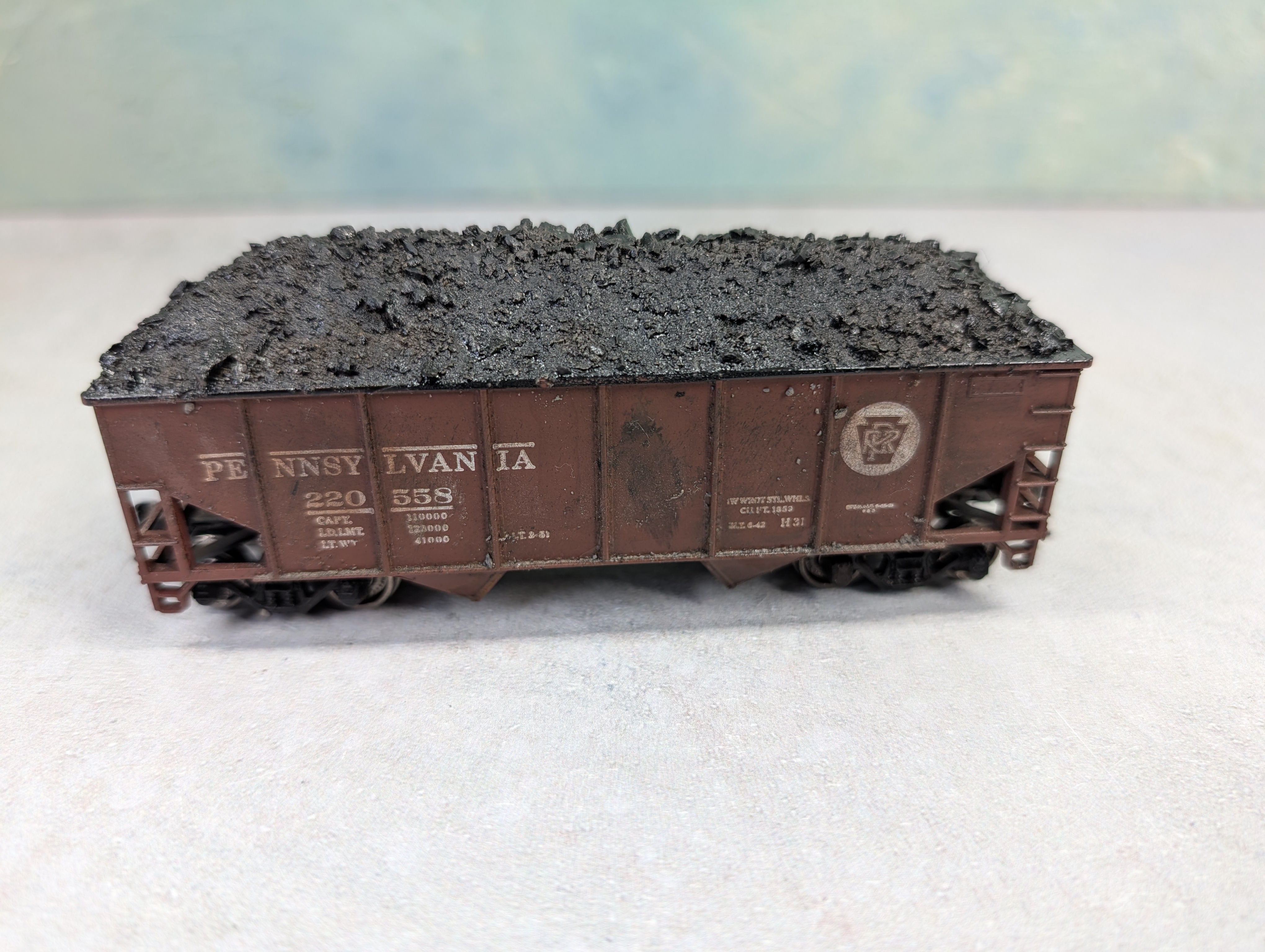 USED Athearn HO Scale 2 Bay Open Hopper Pennsylvania PRR #220558 Weathered w/ Coal Load