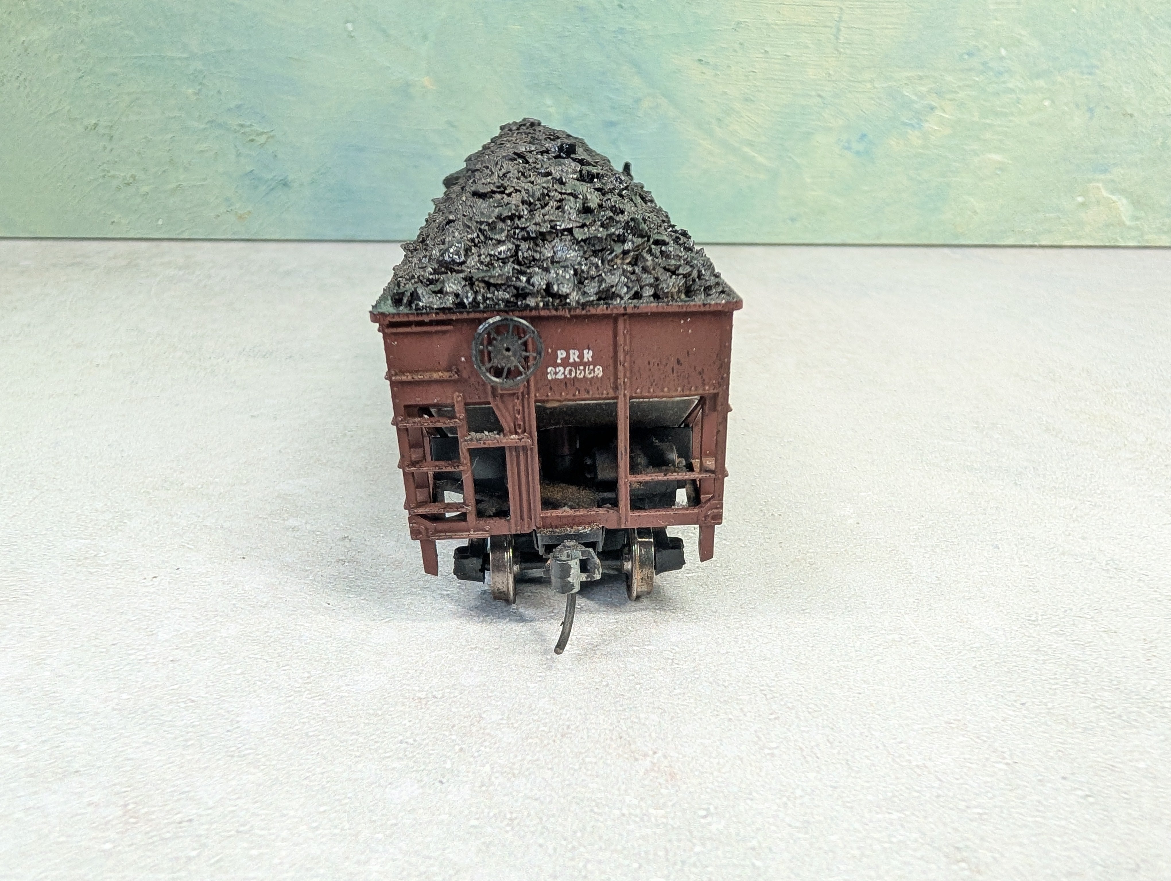 USED Athearn HO Scale 2 Bay Open Hopper Pennsylvania PRR #220558 Weathered w/ Coal Load