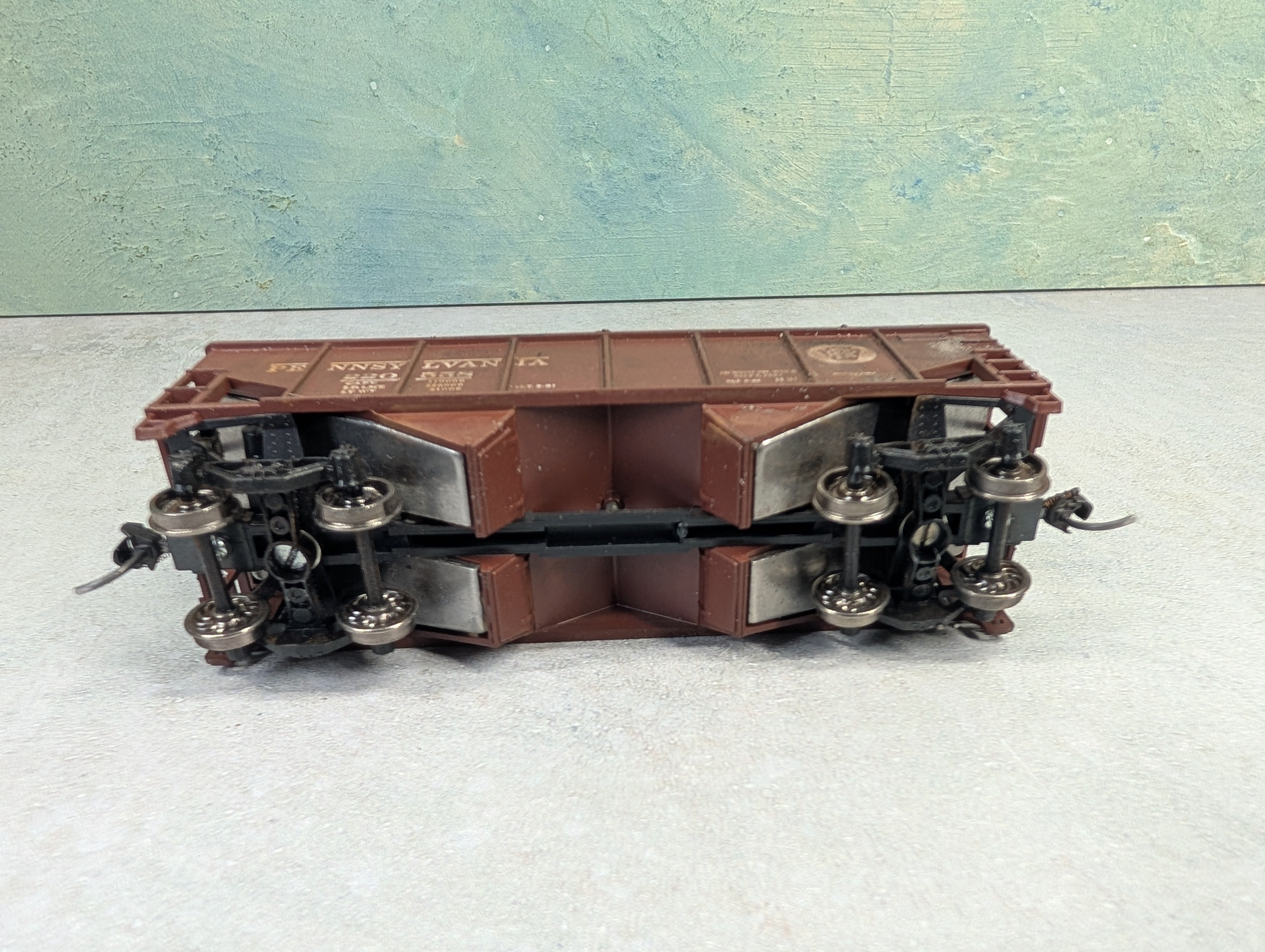 USED Athearn HO Scale 2 Bay Open Hopper Pennsylvania PRR #220558 Weathered w/ Coal Load