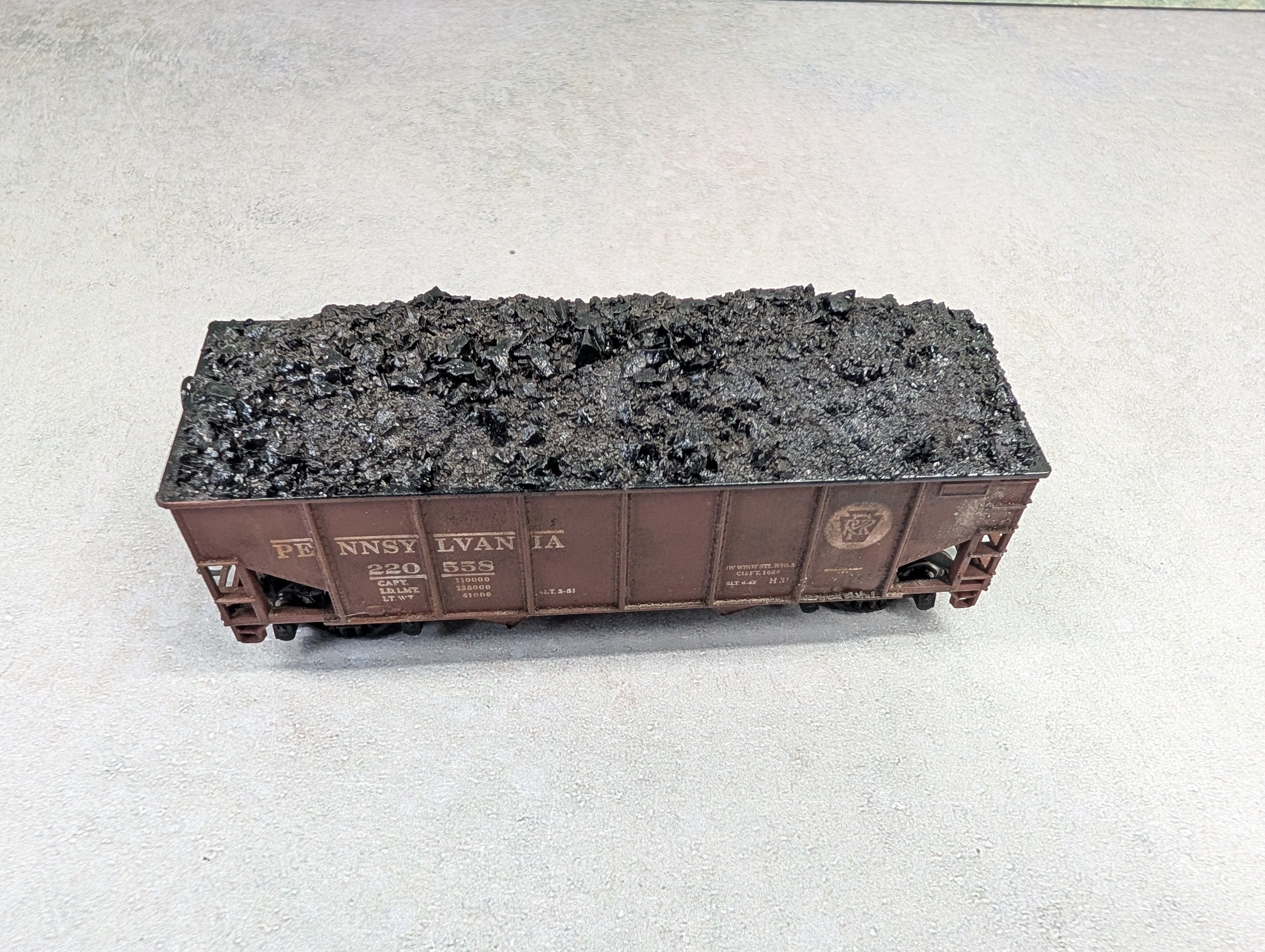 USED Athearn HO Scale 2 Bay Open Hopper Pennsylvania PRR #220558 Weathered w/ Coal Load