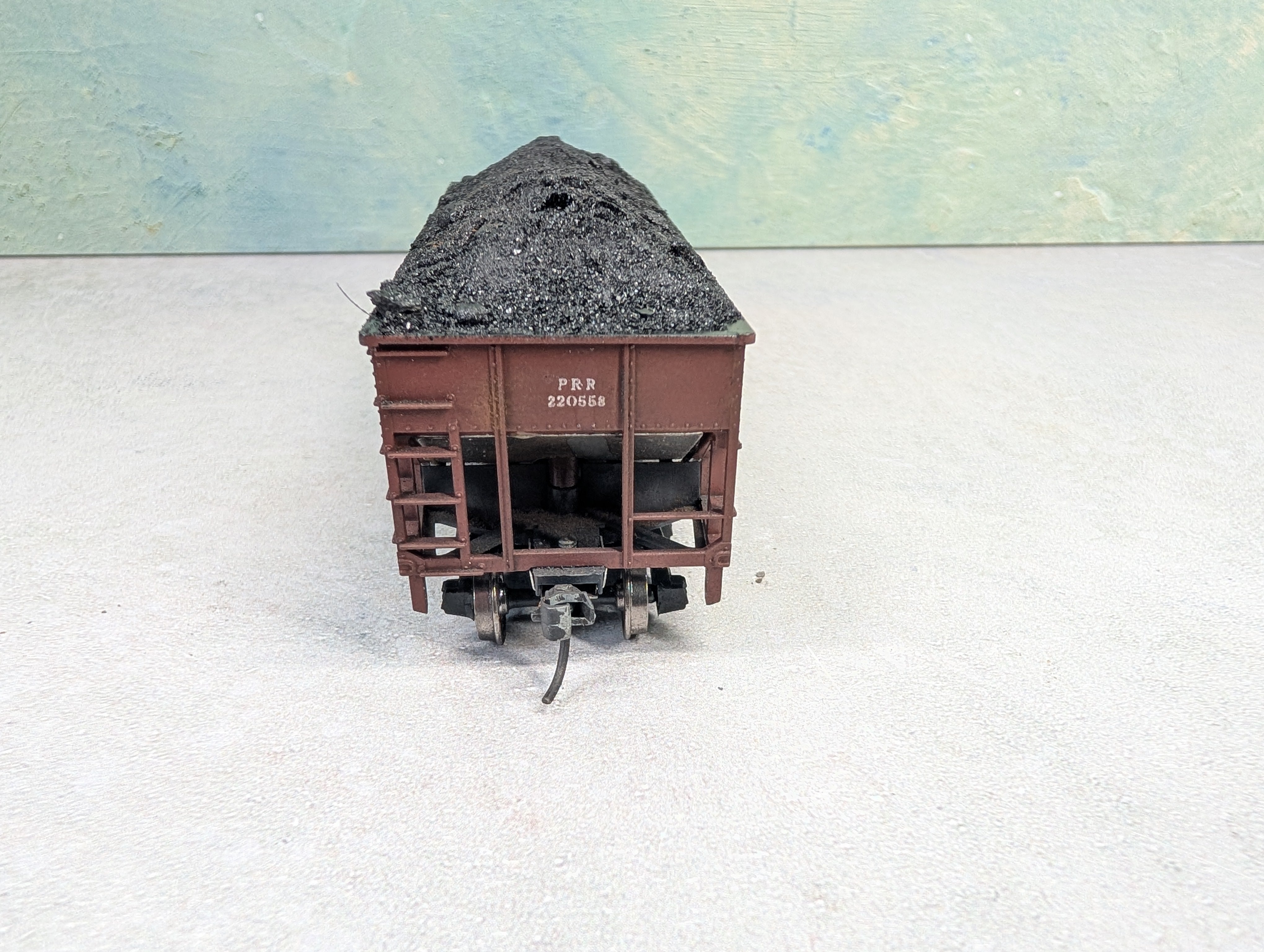 USED Athearn HO Scale 2 Bay Open Hopper Pennsylvania PRR #220558 Weathered w/ Coal Load